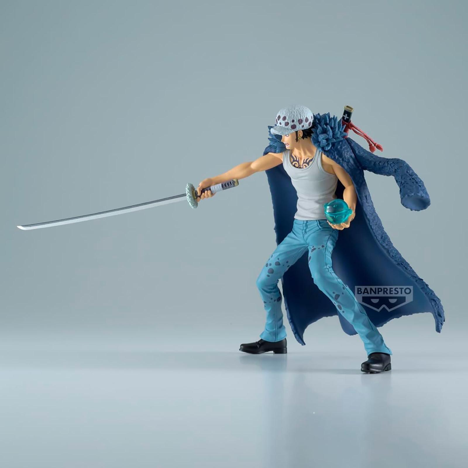 Eine Figur eines männlichen Anime-Charakters mit einem Schwert.