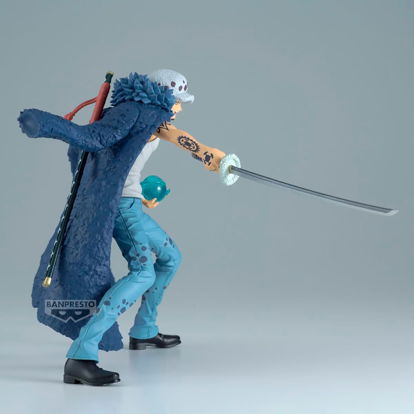 Anime-Figur eines Mannes mit Schwert, in dynamischer Pose.