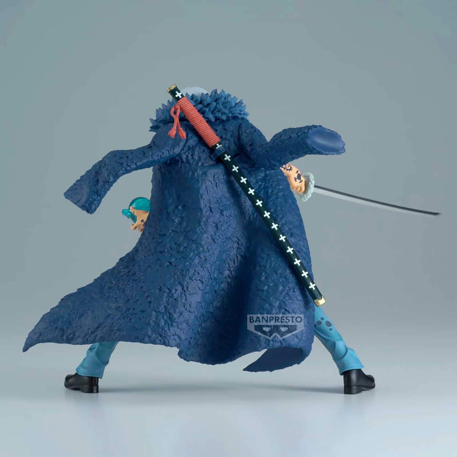 Eine Figur eines männlichen Anime-Charakters mit einem Schwert.