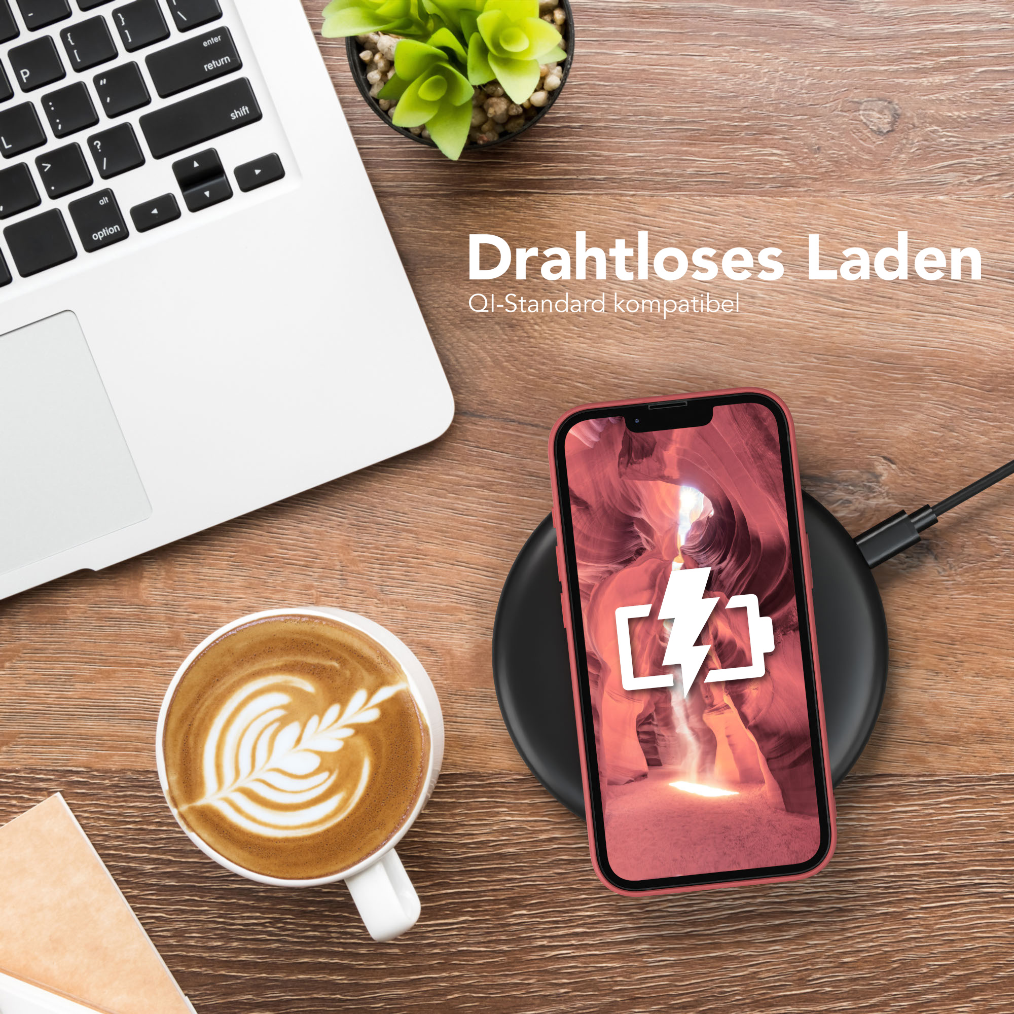 Telefon auf kabellosem Ladegerät, Laptop, Kaffeetasse, Telefon zeigt Ladesymbol und Schluchten.