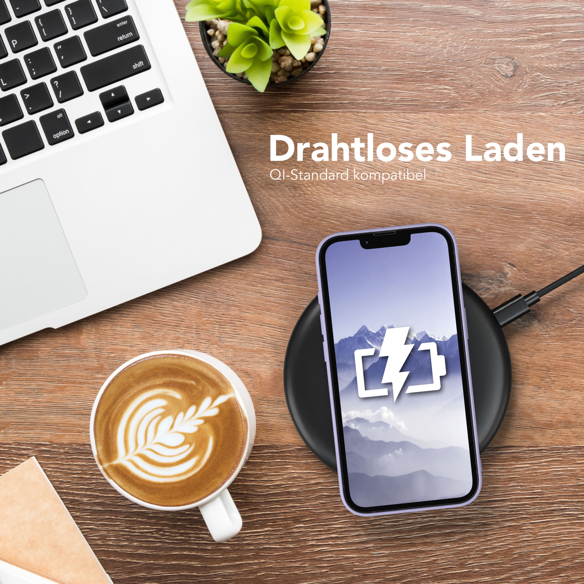Holztisch mit Laptop, Kaffeetasse, Telefon auf kabellosem Ladegerät.