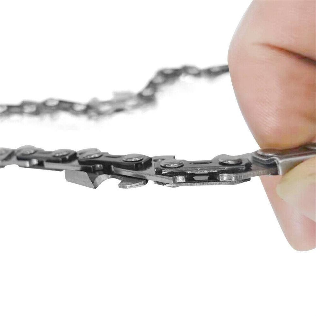 Nahaufnahme einer Hand, die eine Kettensägenkette hält.