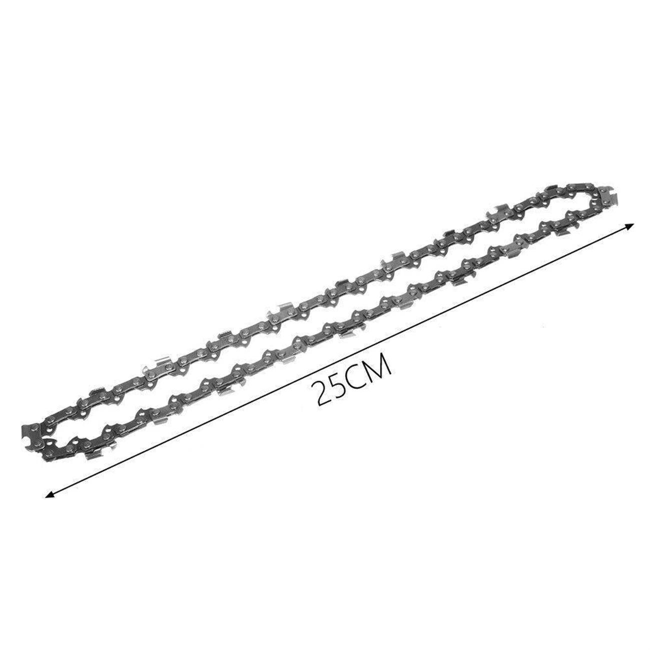 Eine Kettensägenkette, silbernes Metall, mit einem 25 cm Messpfeil.