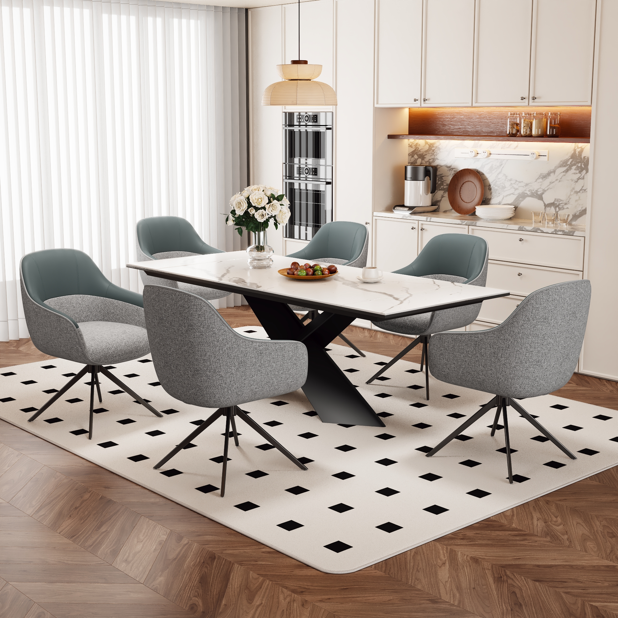 Ein Esszimmer mit einem Marmortisch, sechs grauen Stühlen und einem weißen Teppich mit schwarzen Quadraten.