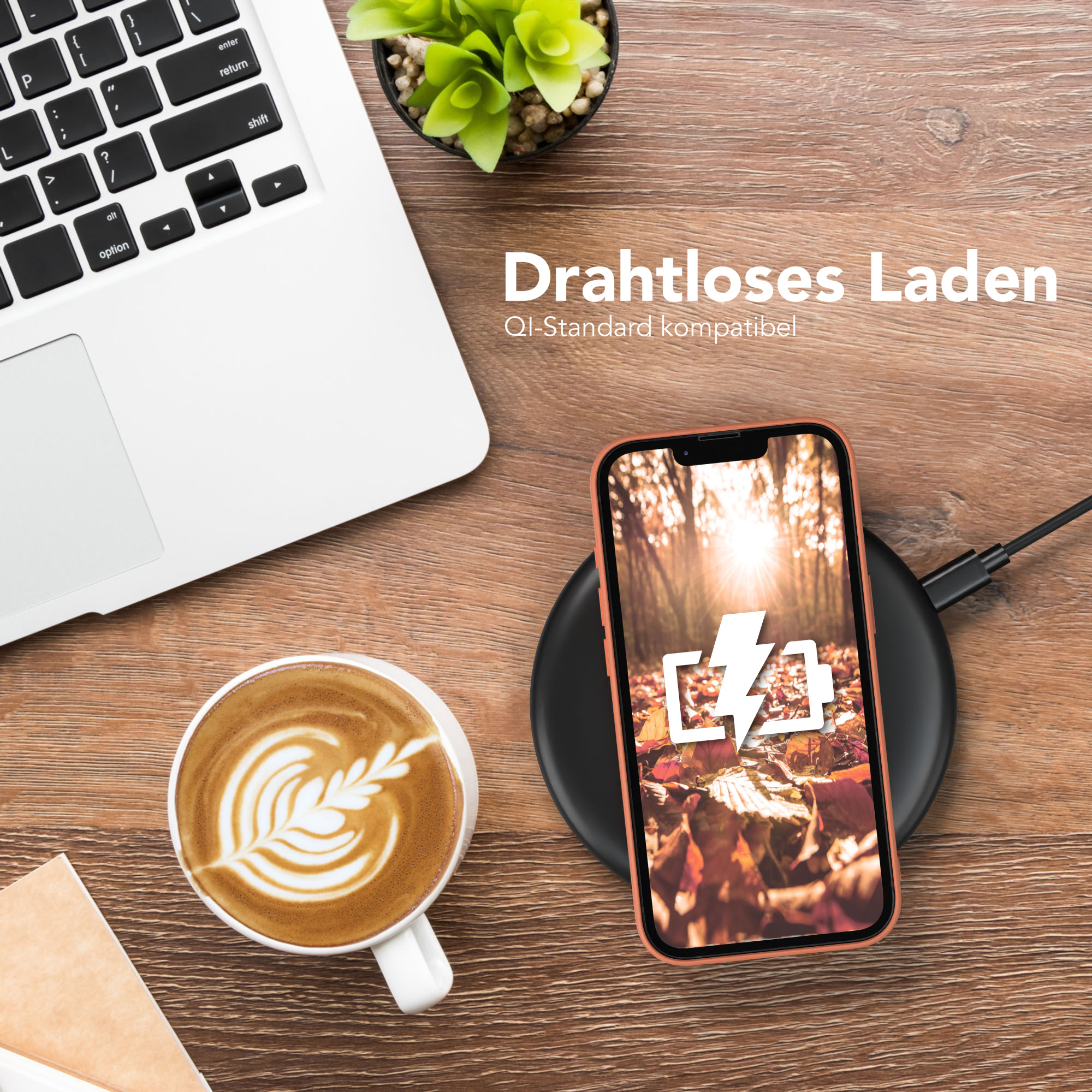 Laptop, Kaffee und Telefon-Ladepad mit einem Telefon. Holztisch.
