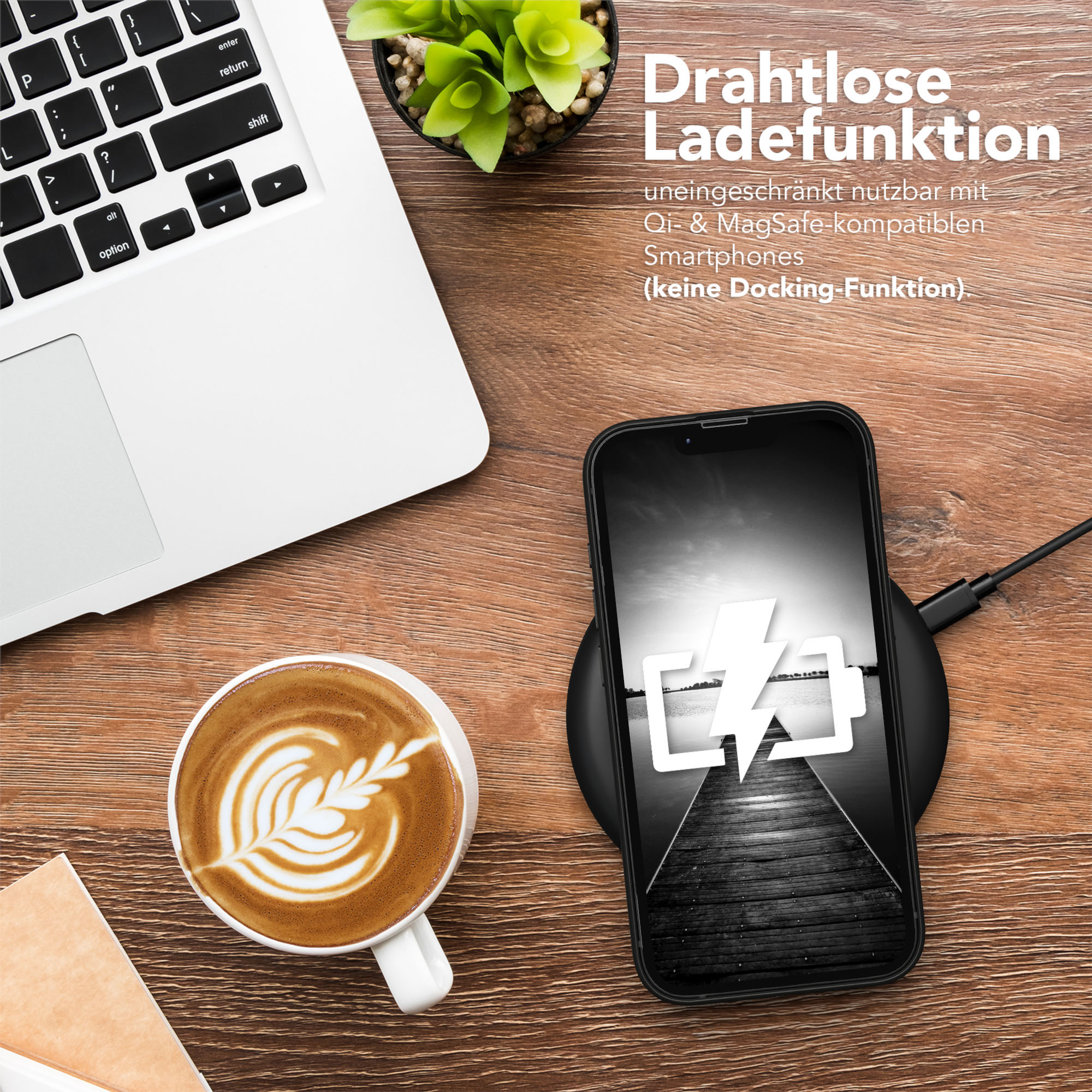Laptop, Kaffeetasse, Telefon auf kabellosem Ladegerät auf Holztisch.