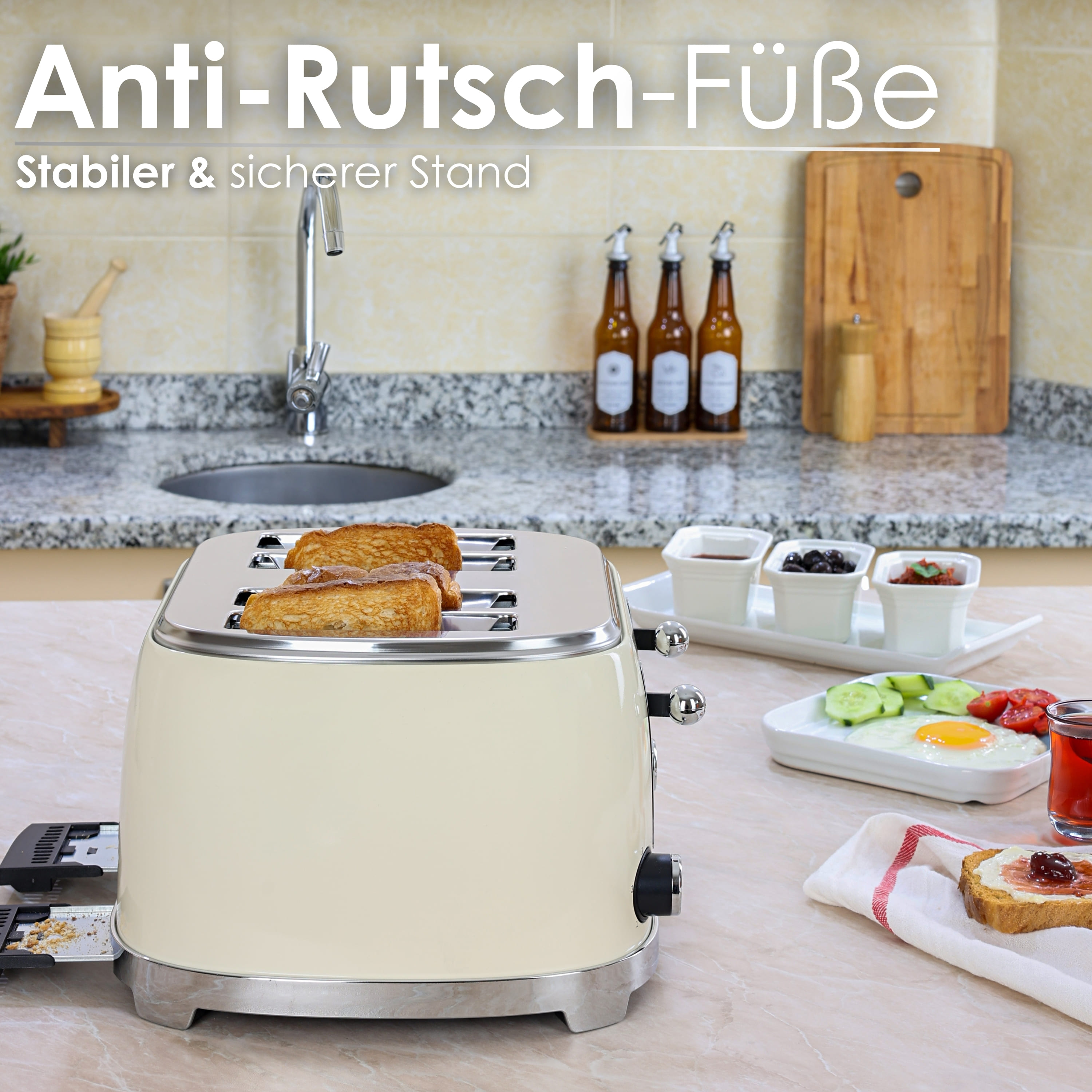 Ein Toaster mit Toastbrot, Eiern und anderen Frühstückszutaten.