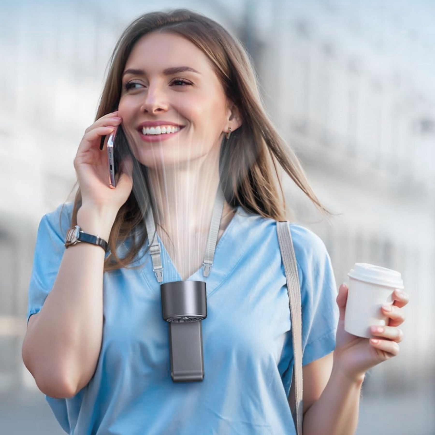 Frau telefoniert, trägt Halskettenventilator, hält Kaffee. Weißer Hintergrund.