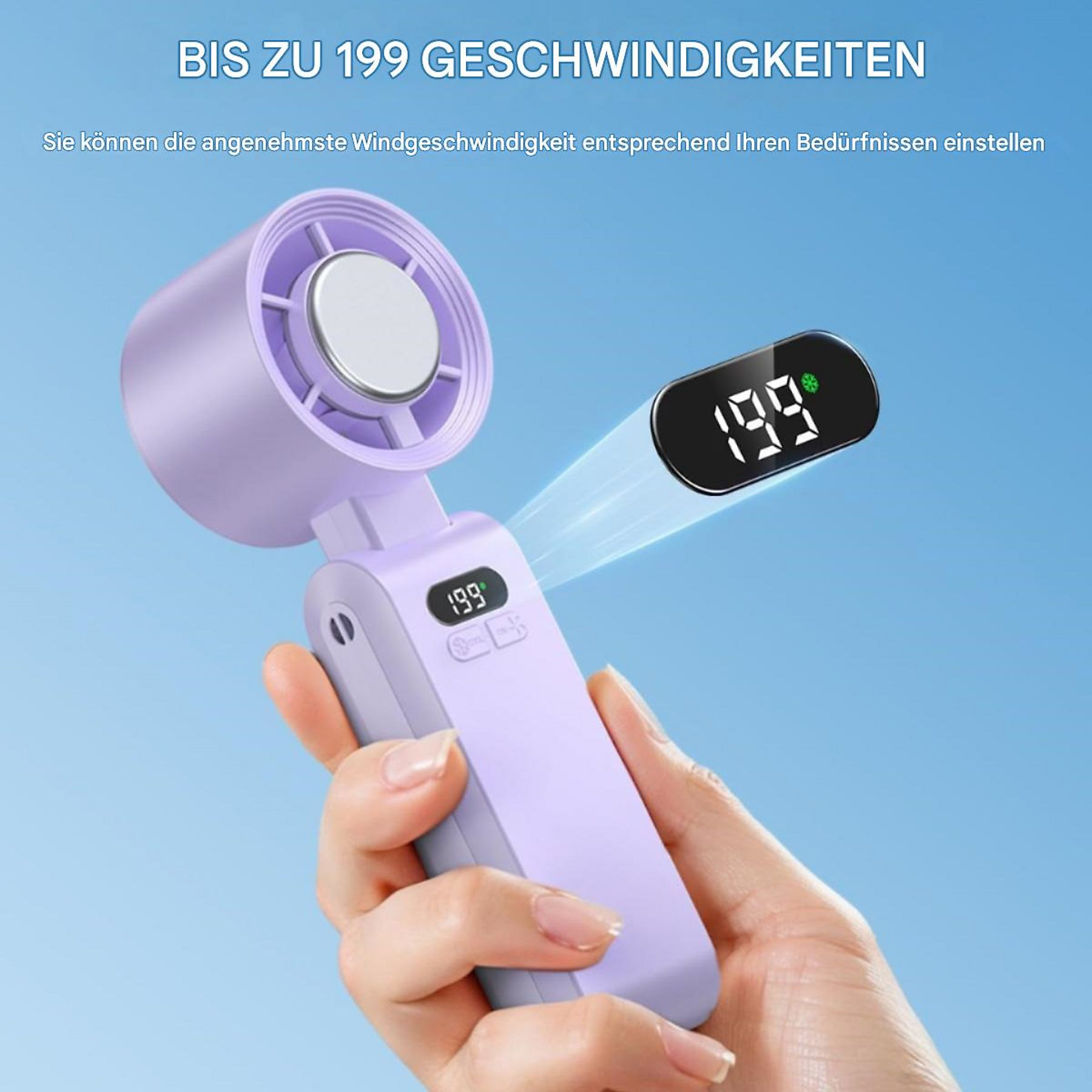 Eine Hand hält einen kleinen, lila Ventilator mit digitaler Anzeige, die Geschwindigkeit 199 anzeigt. Blauer Himmel.
