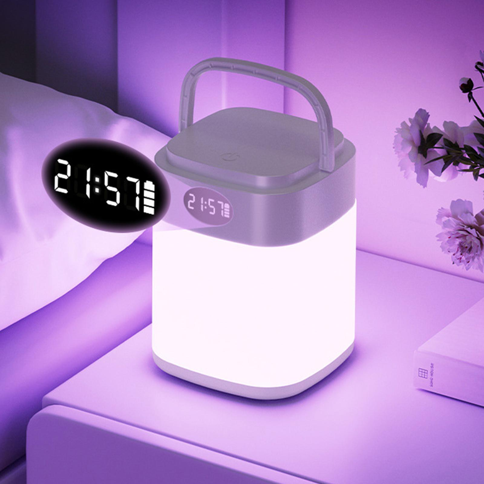 Eine Nachttischlampe mit Digitaluhr, die 21:57 anzeigt. Das Licht hat einen sanften Lilaton.