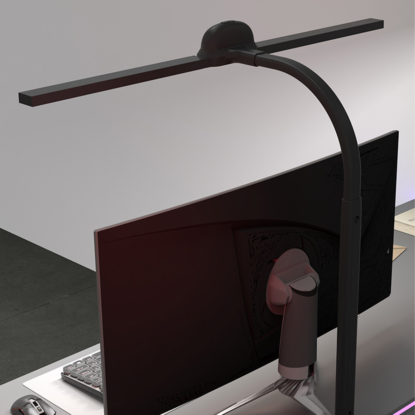 Schwarze Schreibtischlampe über einem Computermonitor. Die Lampe hat einen langen Arm und beleuchtet den Monitor.