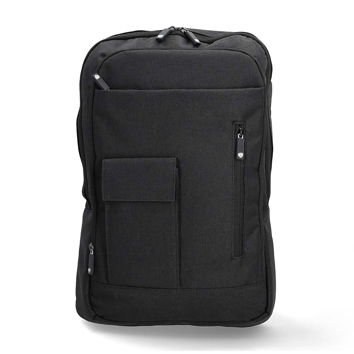 Uno zaino nero con una tasca frontale, due tasche laterali e una cerniera su sfondo bianco.