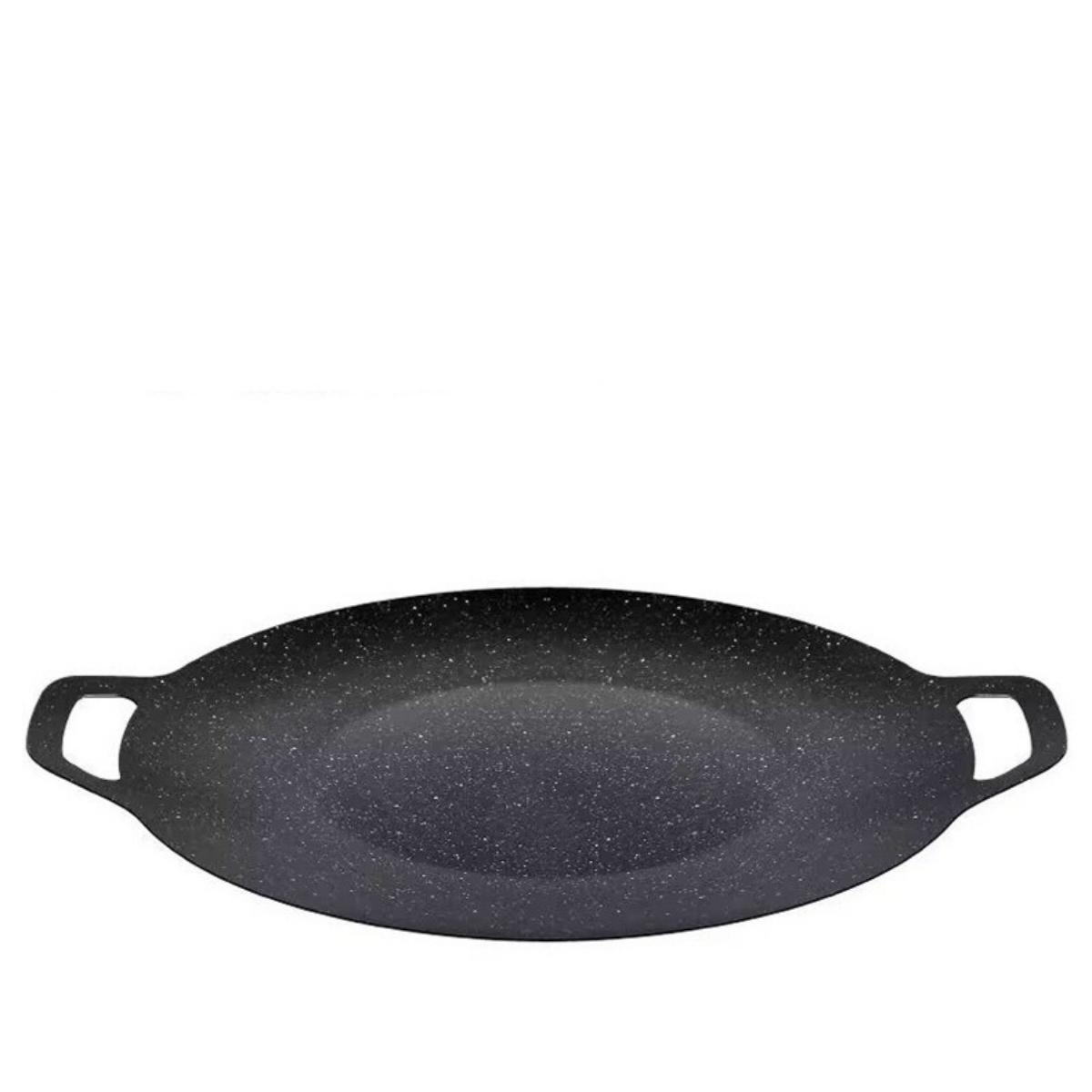 Schwarze, ovale Pfanne mit zwei Griffen, übersät mit weißen Punkten.