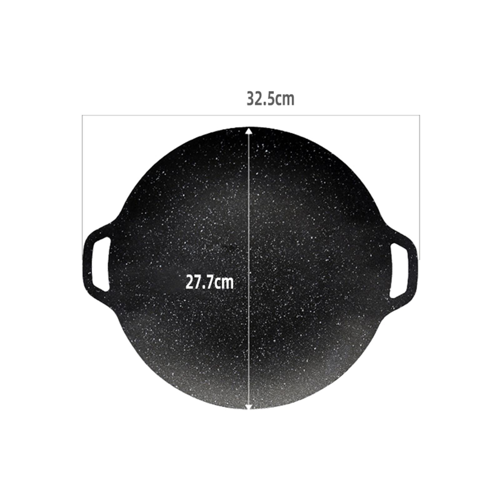 Runde, schwarze Bratpfanne mit zwei Griffen. Misst 32,5 cm breit und 27,7 cm im Durchmesser.
