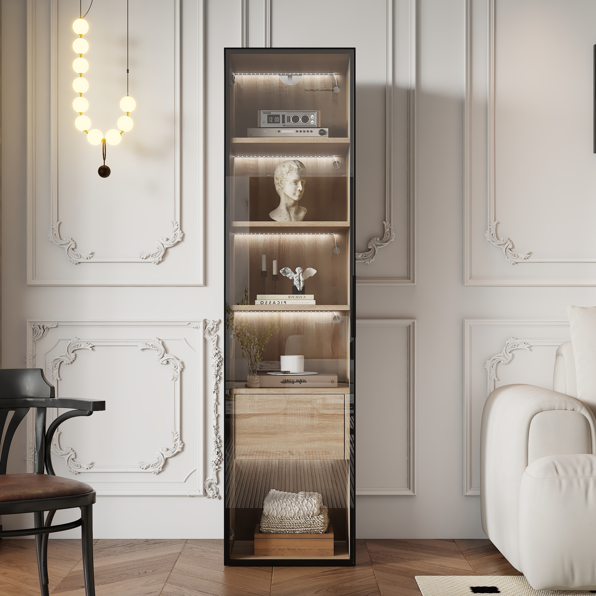 Hoher Schrank mit Glastür, zeigt Gegenstände wie eine Statue, Bücher und Dekoration, mit Holzschublade unten.