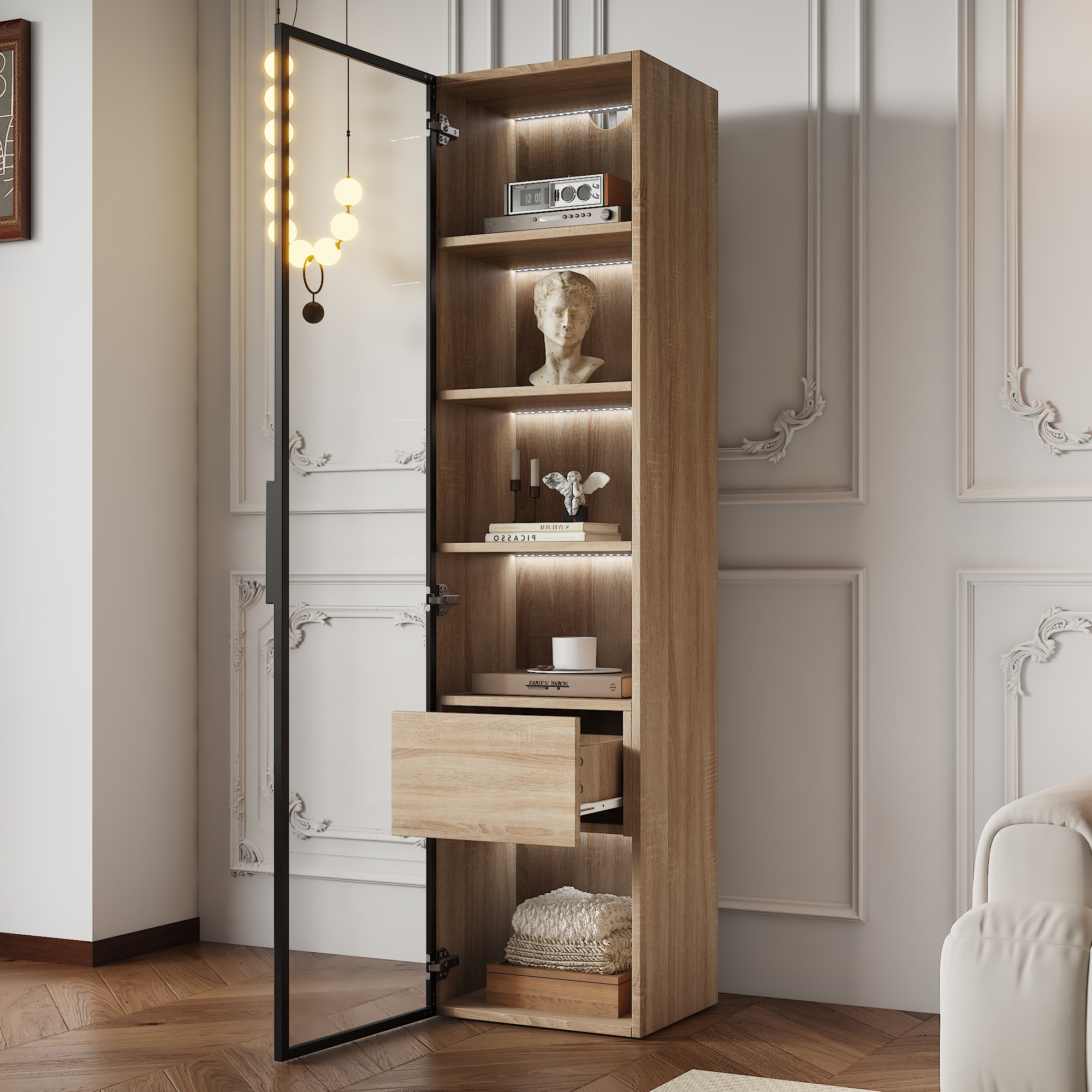 Holzschrank mit offener Glastür. Zeigt Objekte wie eine Statue, Bücher und Dekoration. Beleuchtet durch Innenbeleuchtung.