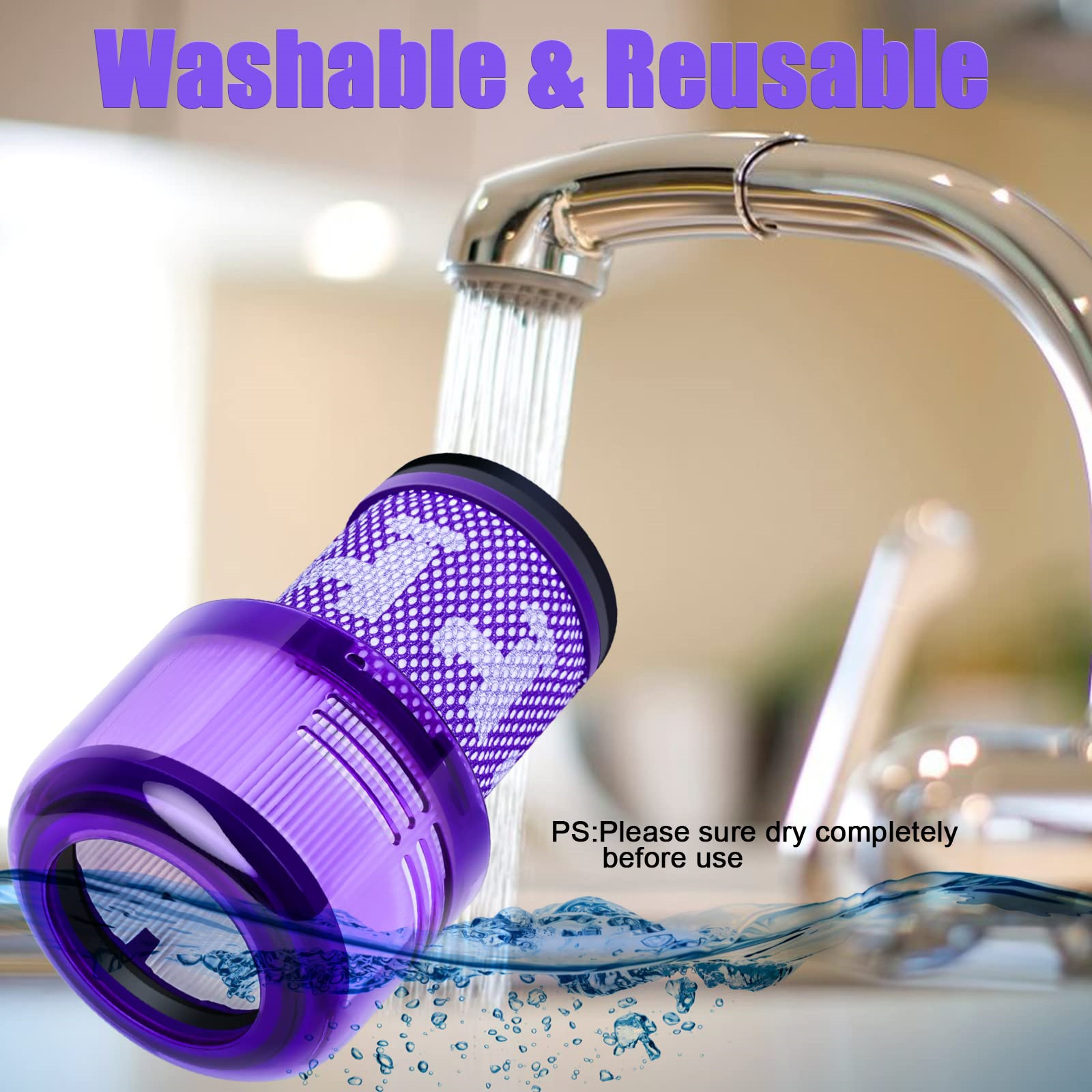 Ein violetter Staubsaugerfilter wird unter einem Wasserhahn gewaschen.