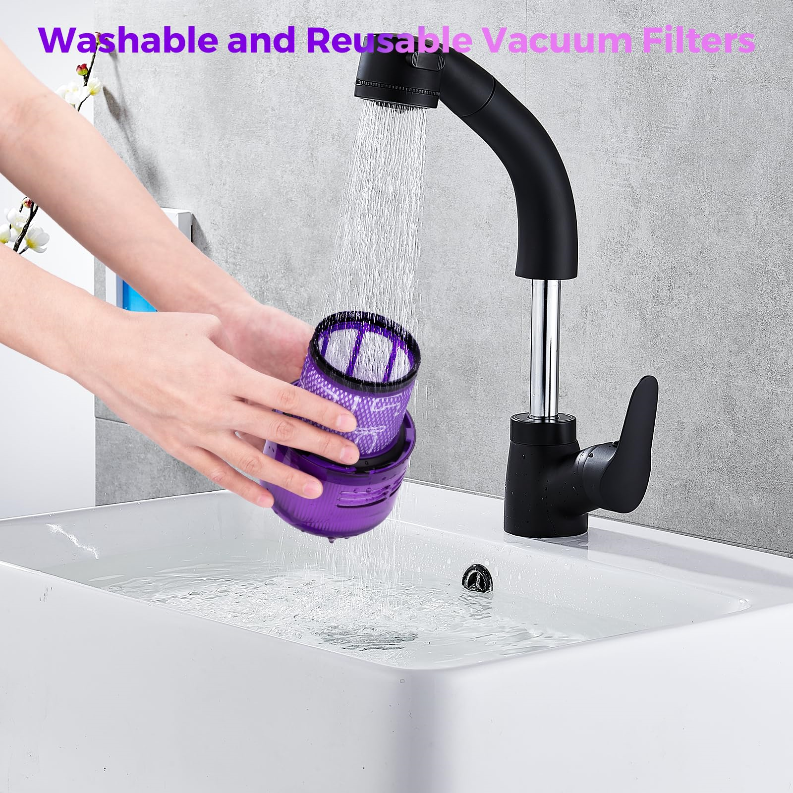 Hände, die einen lila Staubsaugerfilter unter einem schwarzen Wasserhahn waschen. Die Spüle ist weiß.