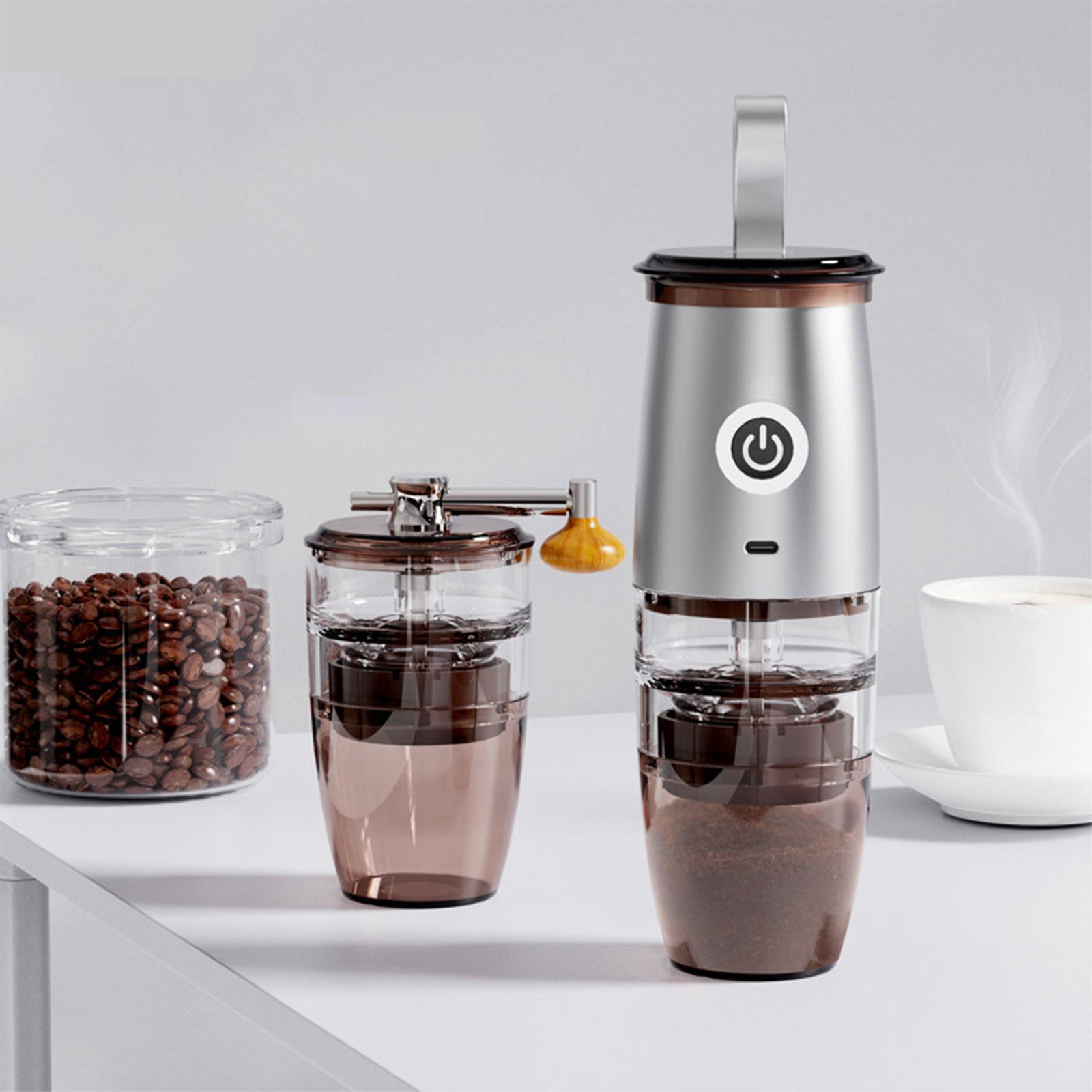 Kaffeemühle mit Kaffeebohnen und gemahlenem Kaffee neben einer Tasse Kaffee auf weißer Oberfläche.