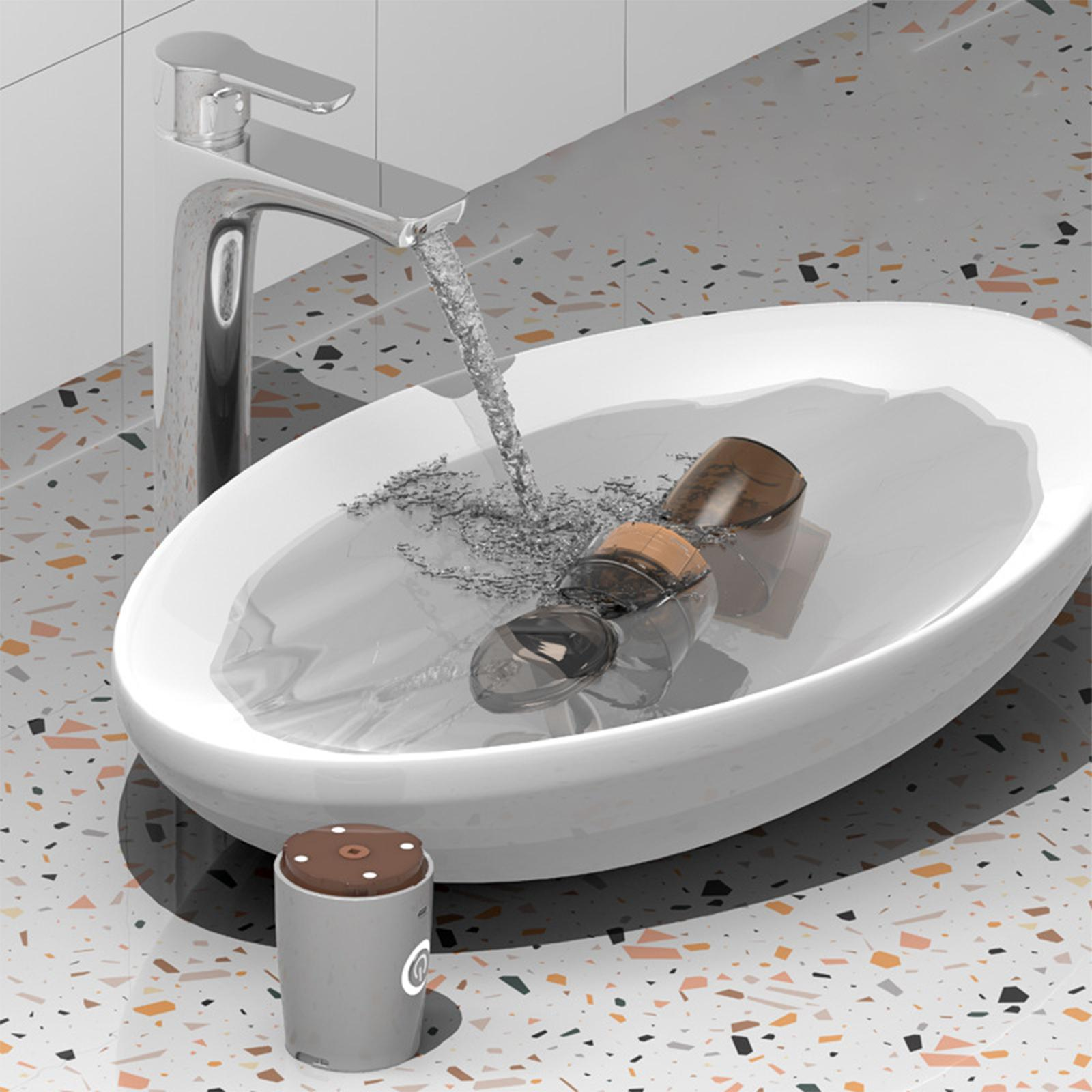 Wasser fließt aus einer Chromarmatur in ein weißes Waschbecken. Mehrere Teile liegen im Waschbecken.