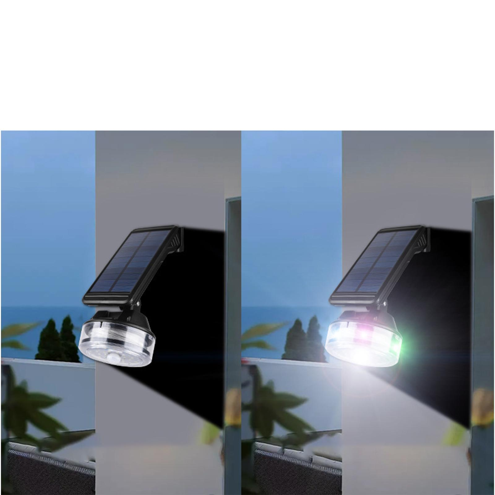 Zwei Solarlampen an einer Wand. Die linke ist weiß, die rechte hat bunte Lichter. Blauer Himmel im Hintergrund.