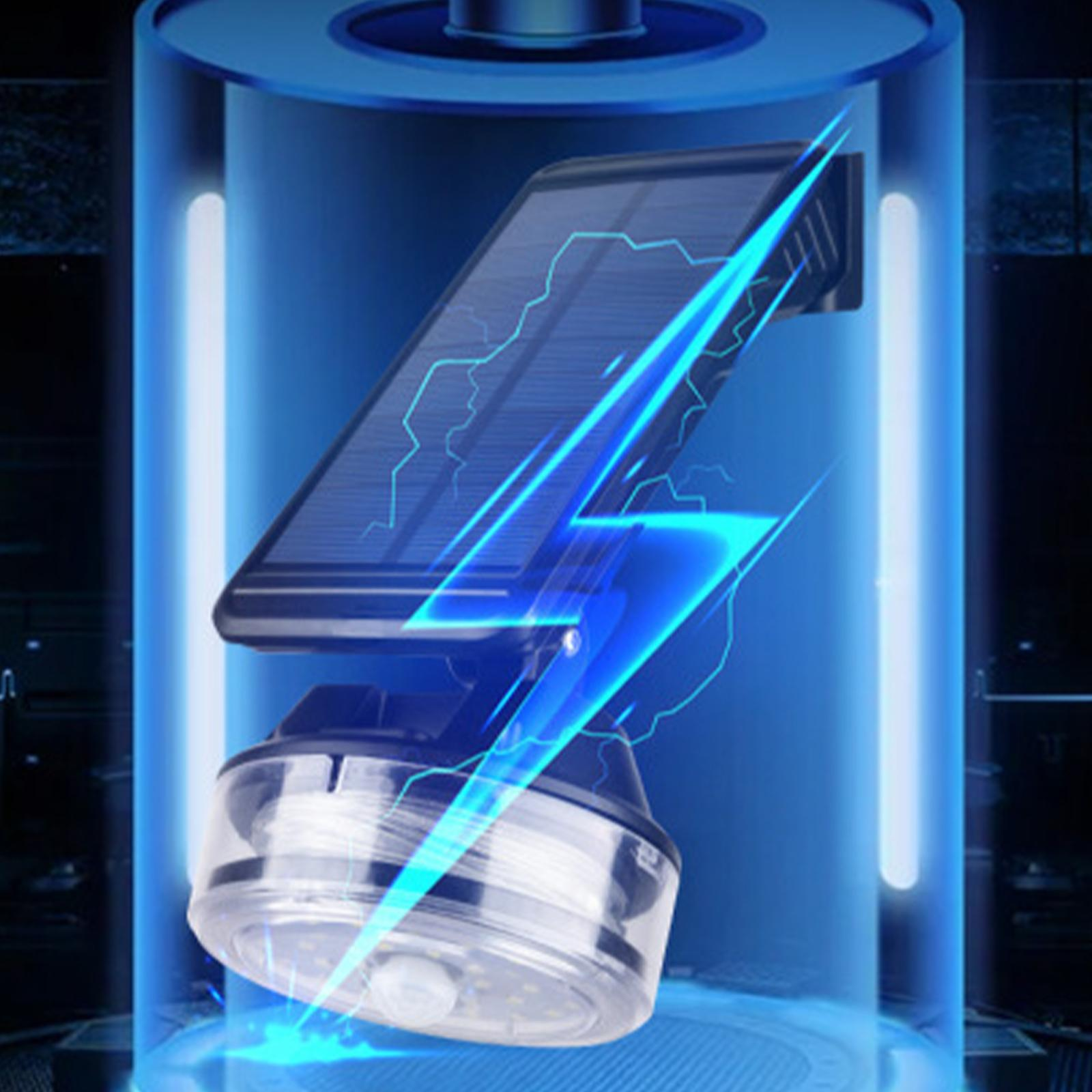Solarleuchte, die von einer blauen Batterie aufgeladen wird. Blitzsymbol. Blauer und weißer Hintergrund.