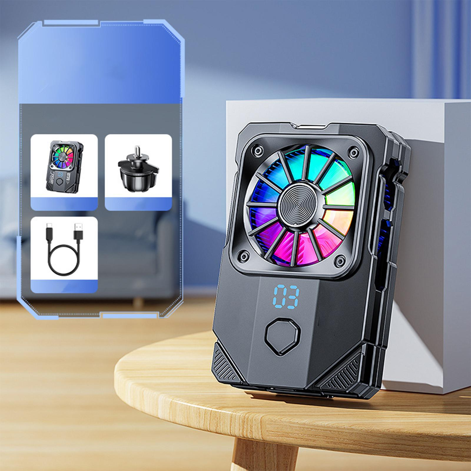 Schwarzer Kühlventilator mit Regenbogenlichtern und LCD-Anzeige. Gegenstände auf einem Holztisch.