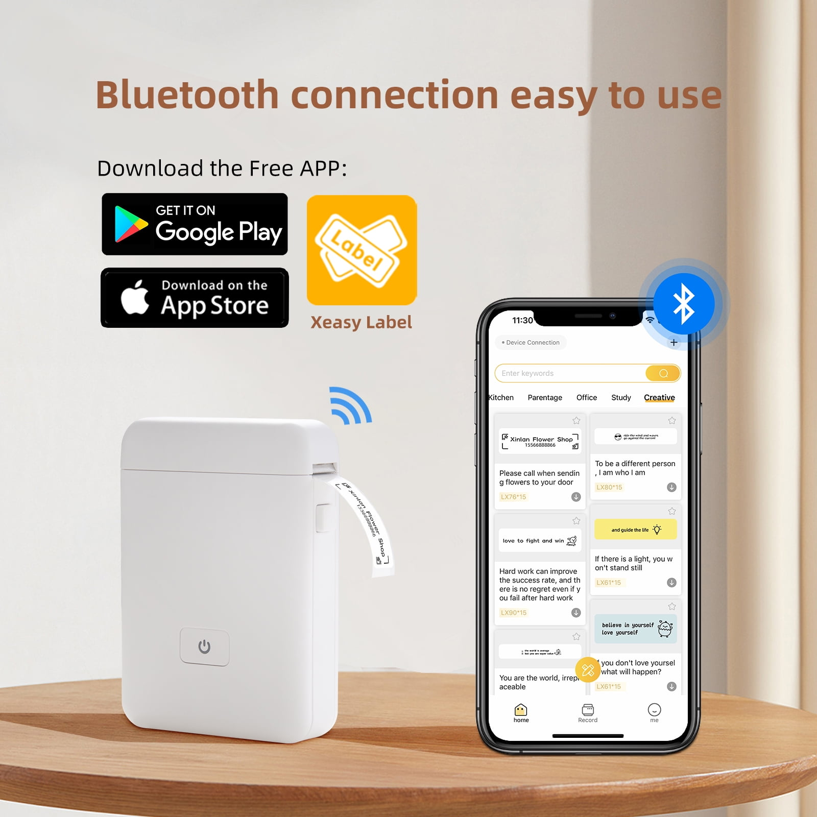 Weißer Etikettendrucker mit App-Downloads. Telefon zeigt Druckeranschluss und Etikettenerstellung.