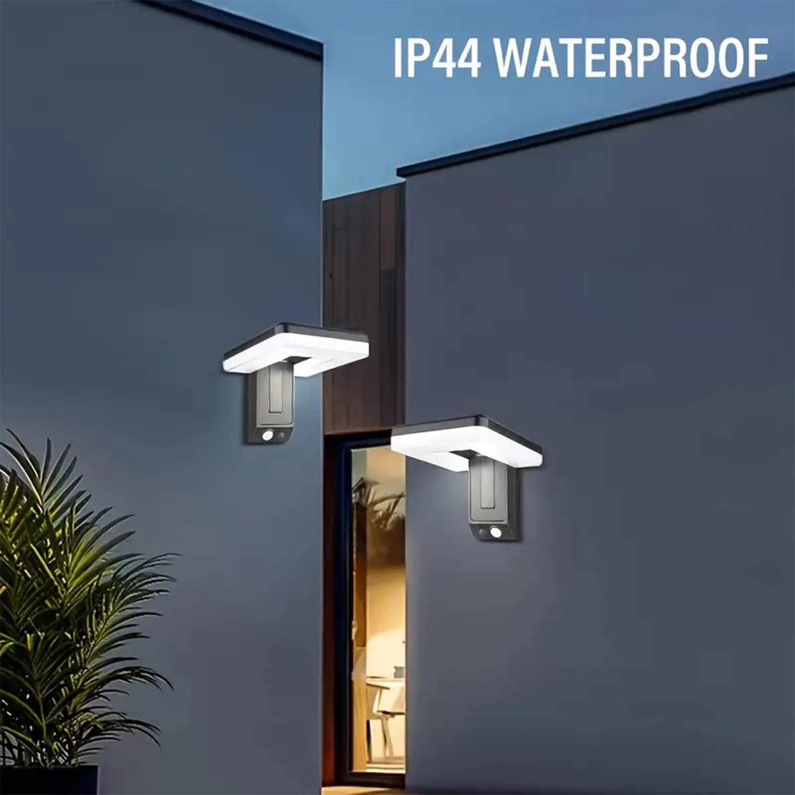 Zwei Außenleuchten an einer Wand montiert. Die Leuchten haben ein modernes Design und sind wasserdicht.
