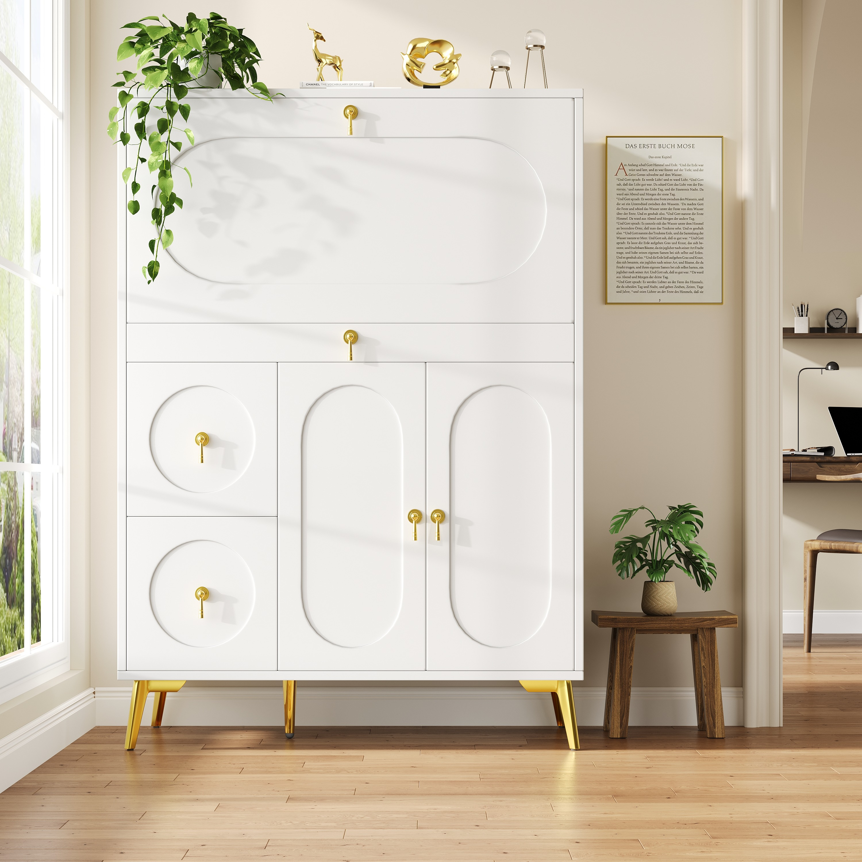 Weißer Schrank mit goldenen Beinen und Griffen. Ein Raum mit Fenster und Holzschemel ist sichtbar.