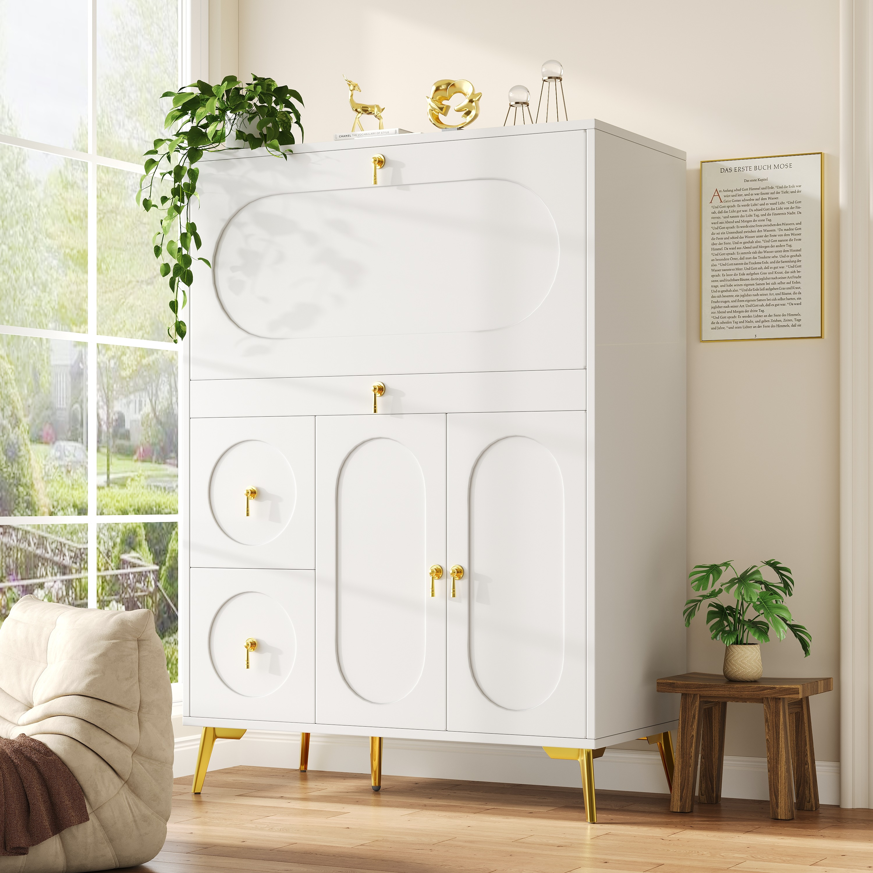 Weißer Schrank mit goldenen Akzenten, einschließlich Schubladen und Türen. Oben stehen eine Pflanze und Dekoration.