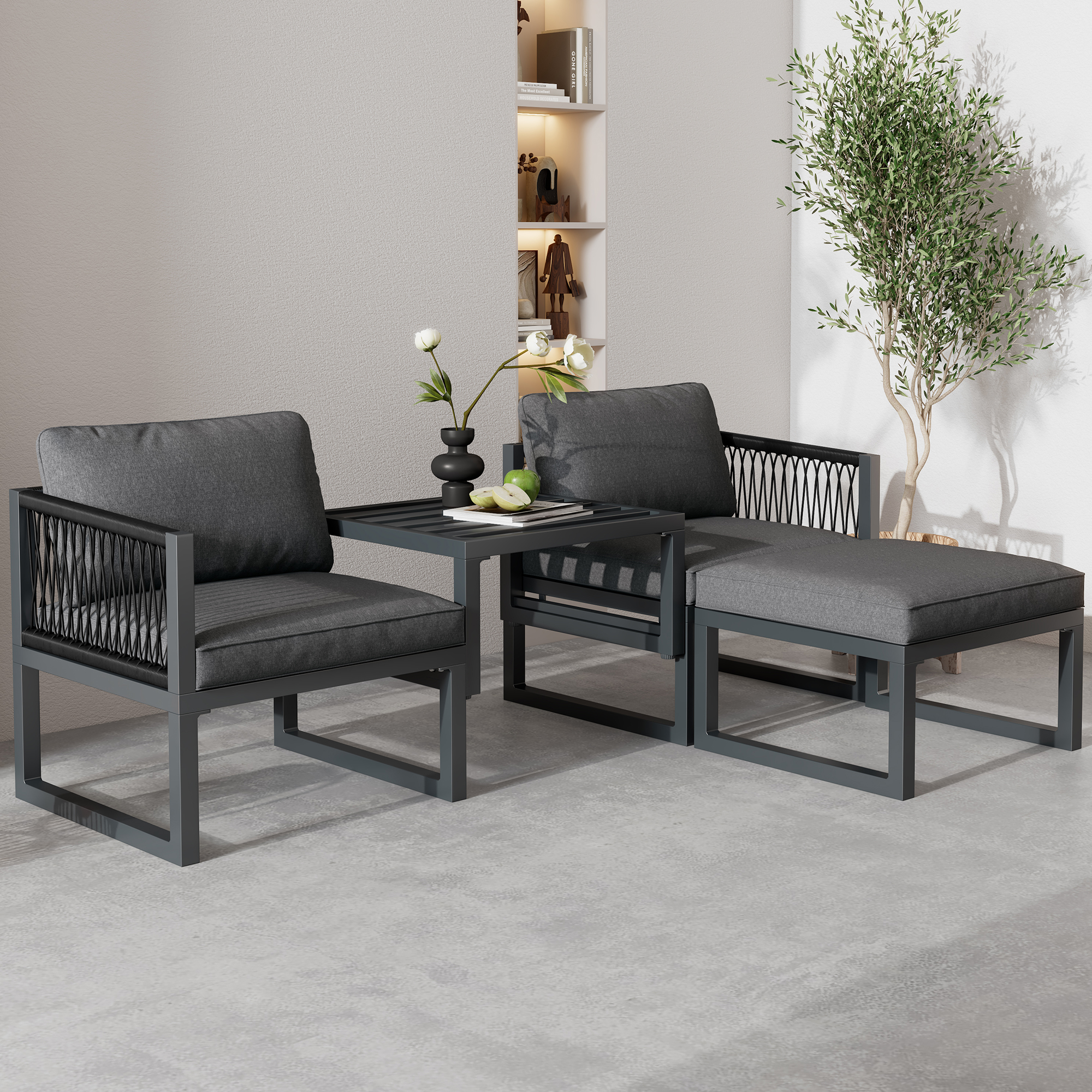 Graues Outdoor-Sofaset mit Tisch. Hintergrund ist eine helle Wand mit Regalen und Dekorationen.