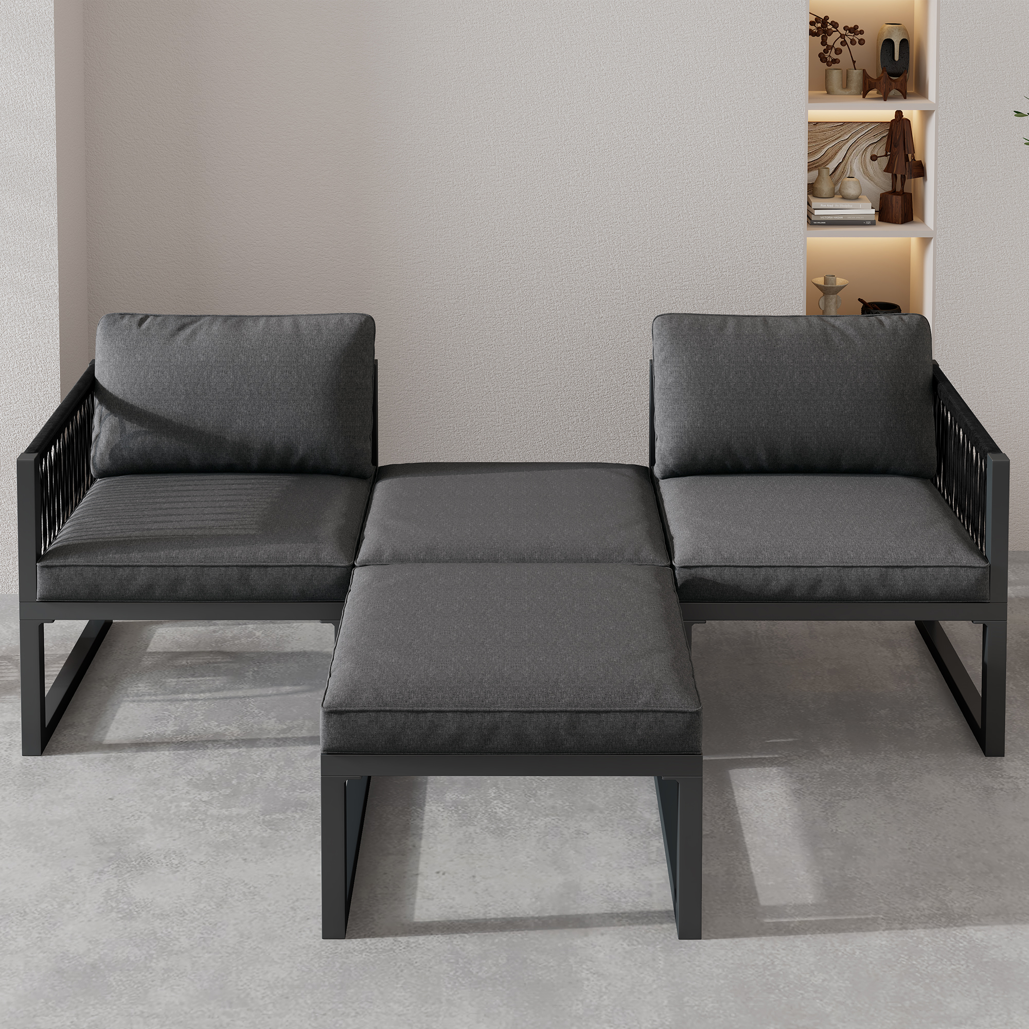 Graues Outdoor-Sofaset mit Tisch. Hintergrund ist eine helle Wand mit Regalen und Dekorationen.