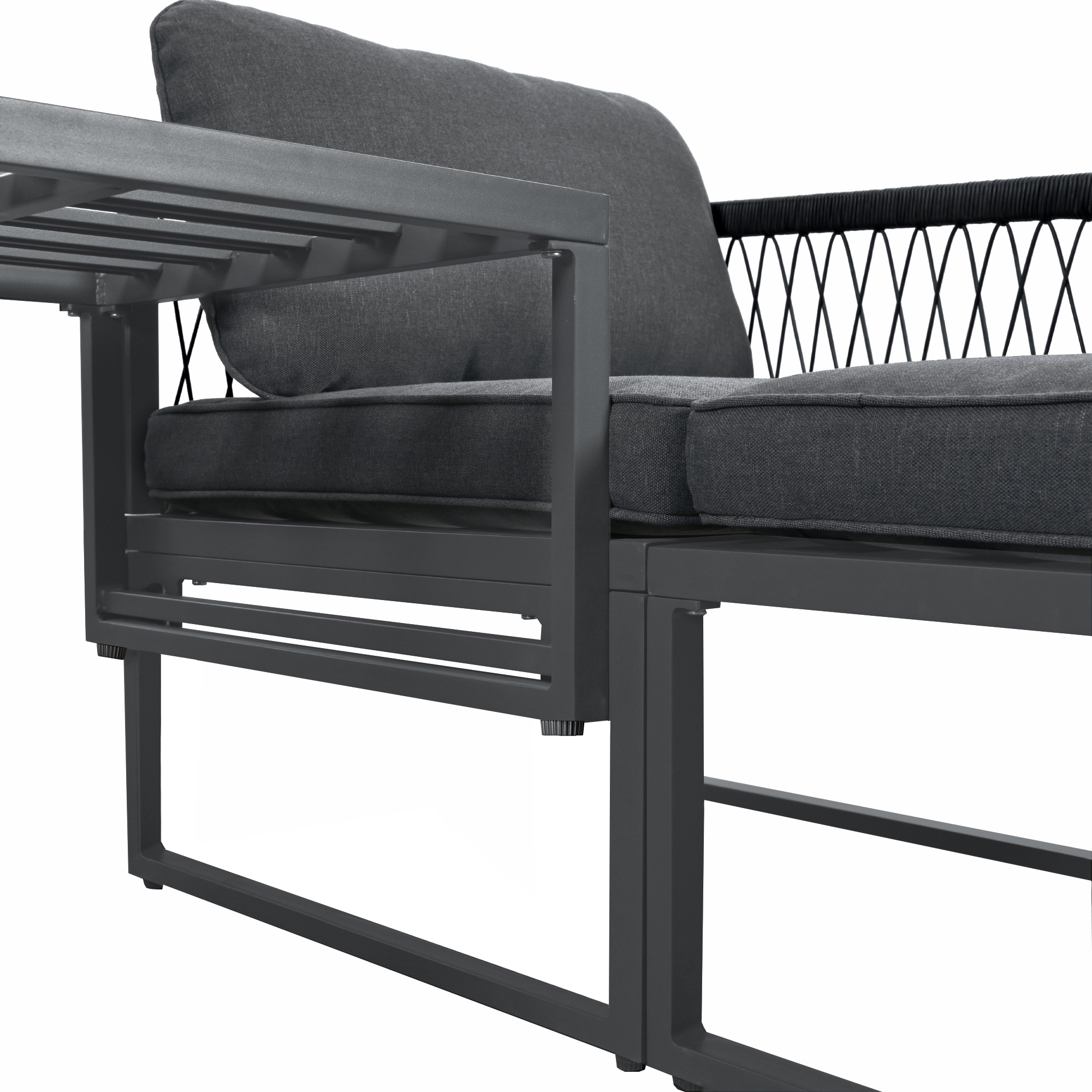 Nahaufnahme eines grauen Outdoor-Sofas mit schwarzem Rahmen. Weißer Hintergrund.