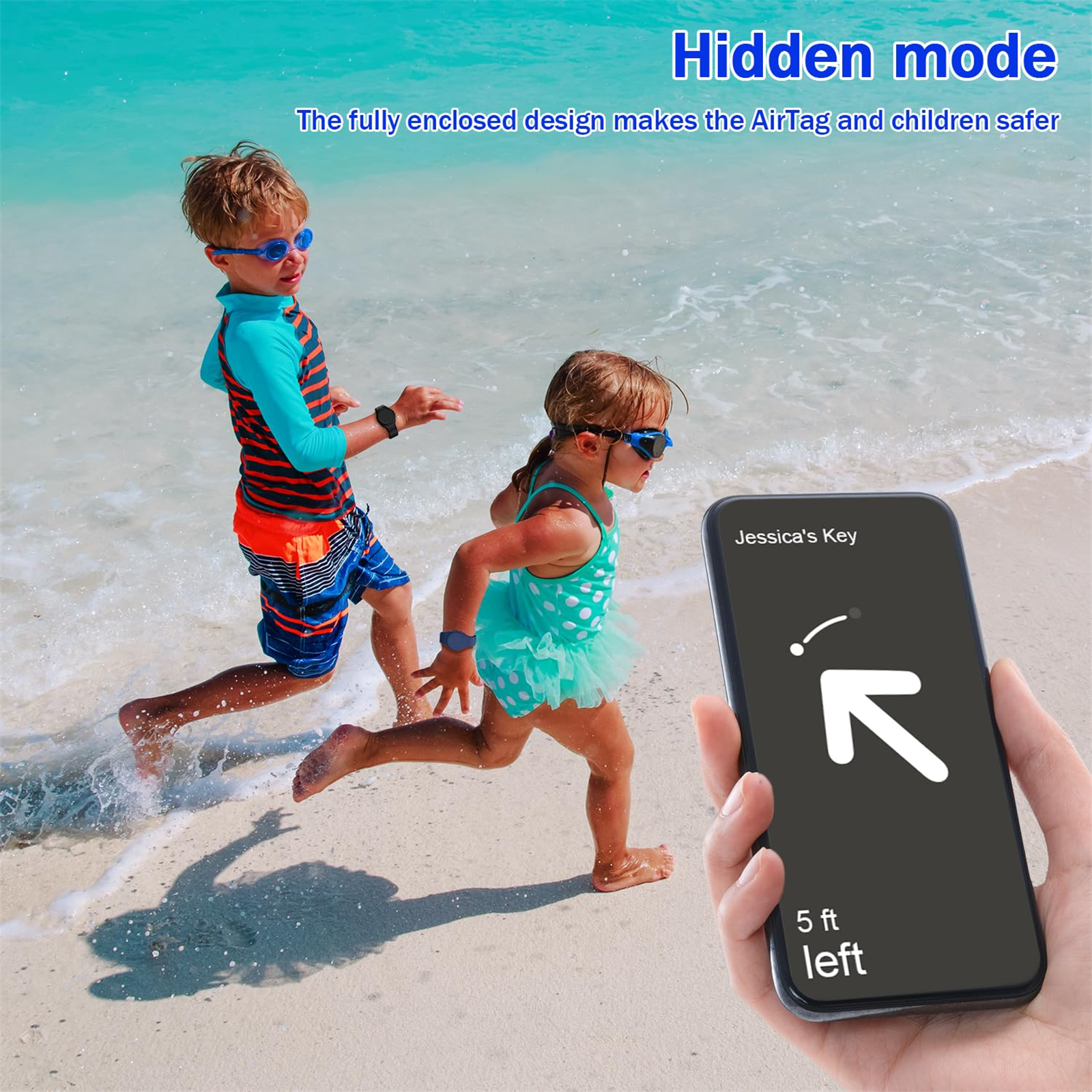 Kinder rennen am Strand, eines hält ein Telefon mit Standort.