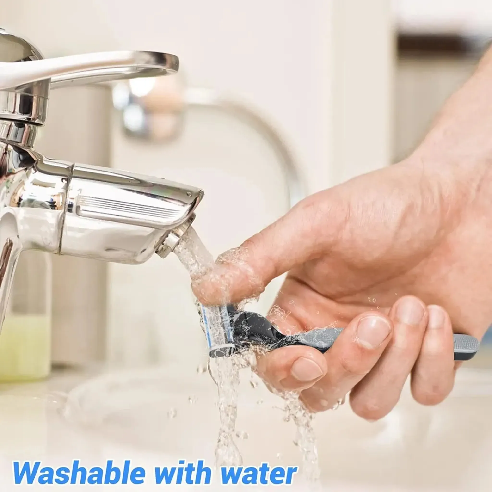 Eine Hand spült einen schwarzen Rasierer unter fließendem Wasser in einem weißen Waschbecken ab. Waschbar mit Wasser Text unten.