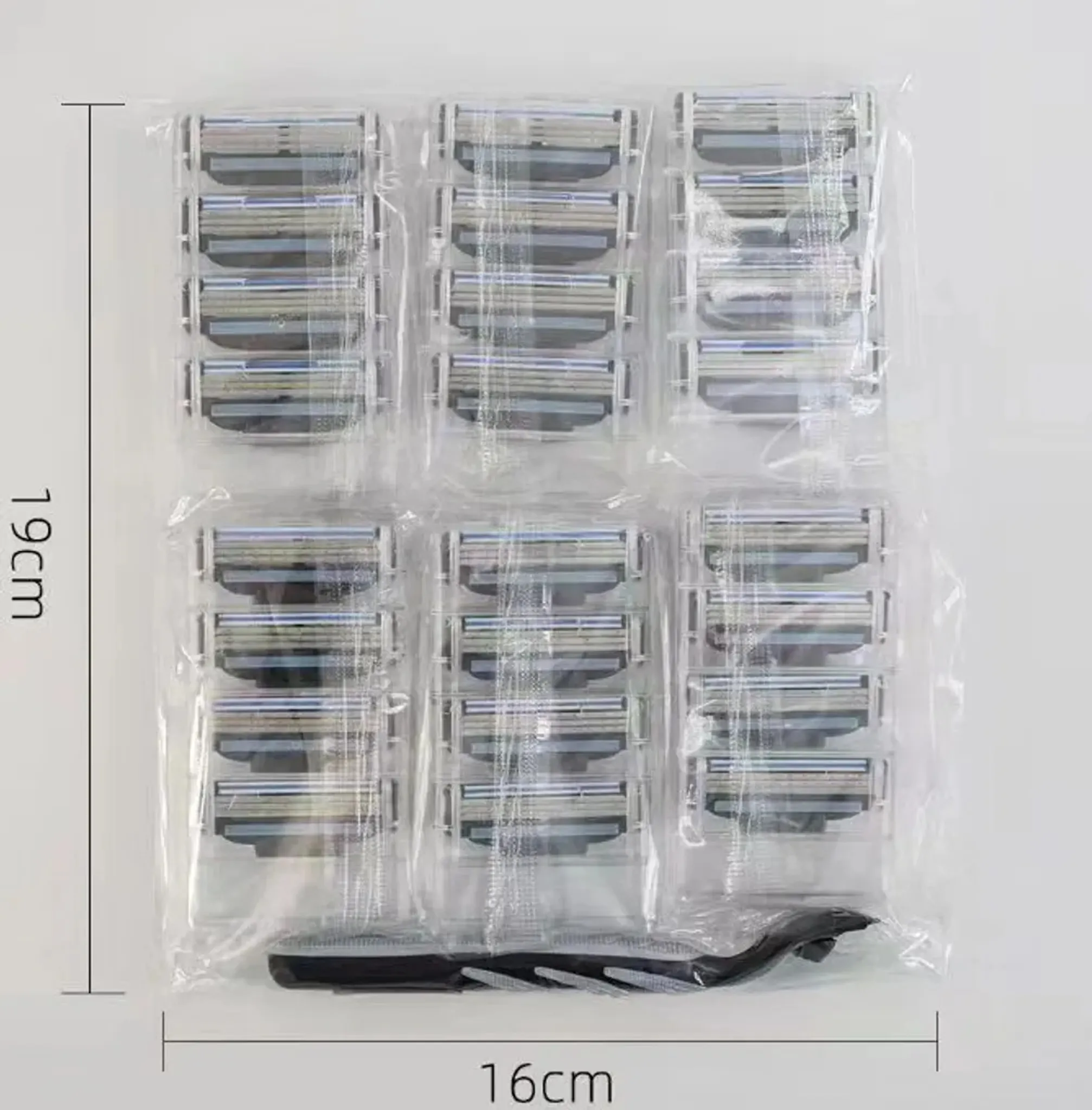 Eine Packung Rasierklingen. 19 cm hoch, 16 cm breit. Klingen sind in einzelnen Klarsichtverpackungen verpackt.