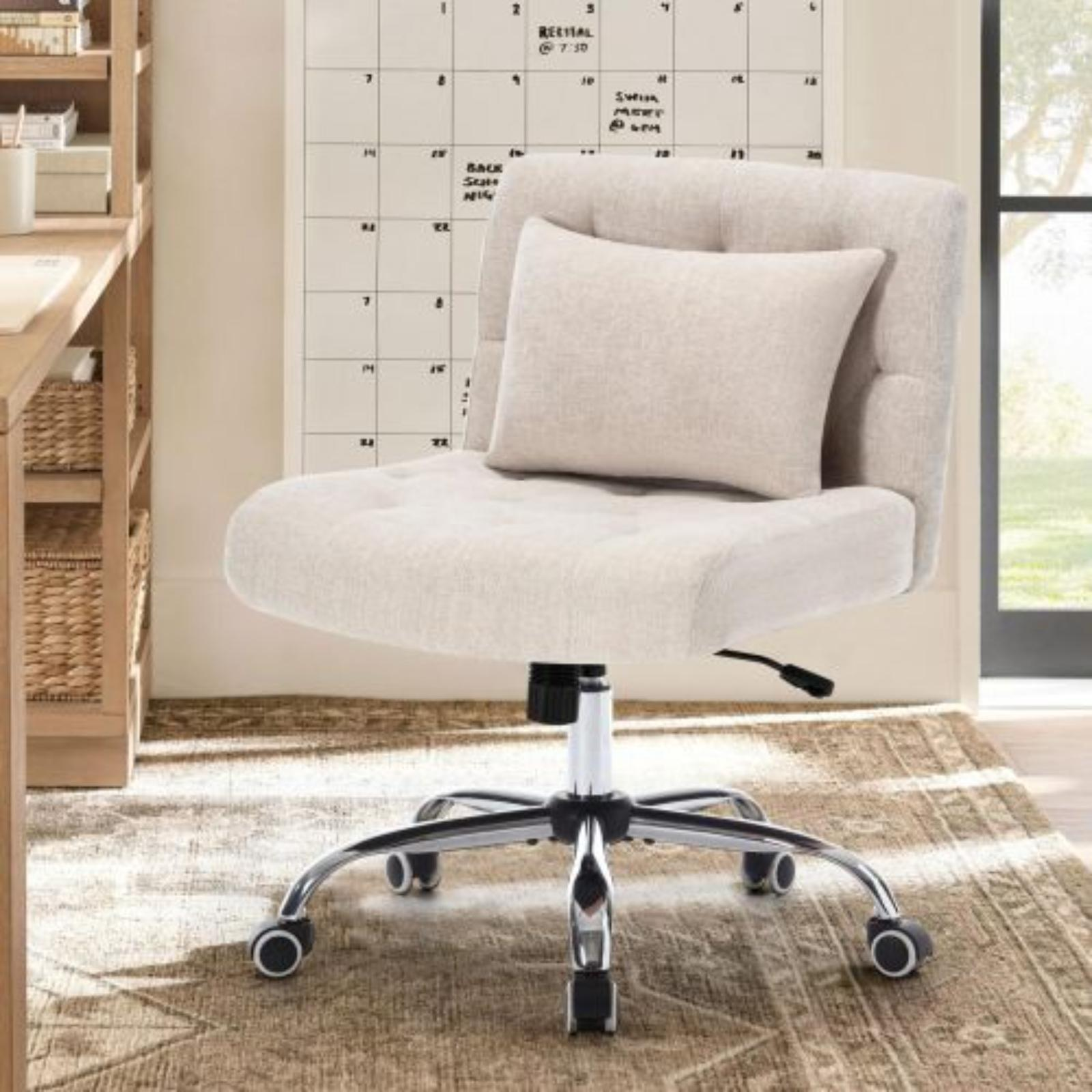 Beiger Bürostuhl mit Kissen in einem Büroumfeld, in der Nähe eines Schreibtisches und eines Kalenders.