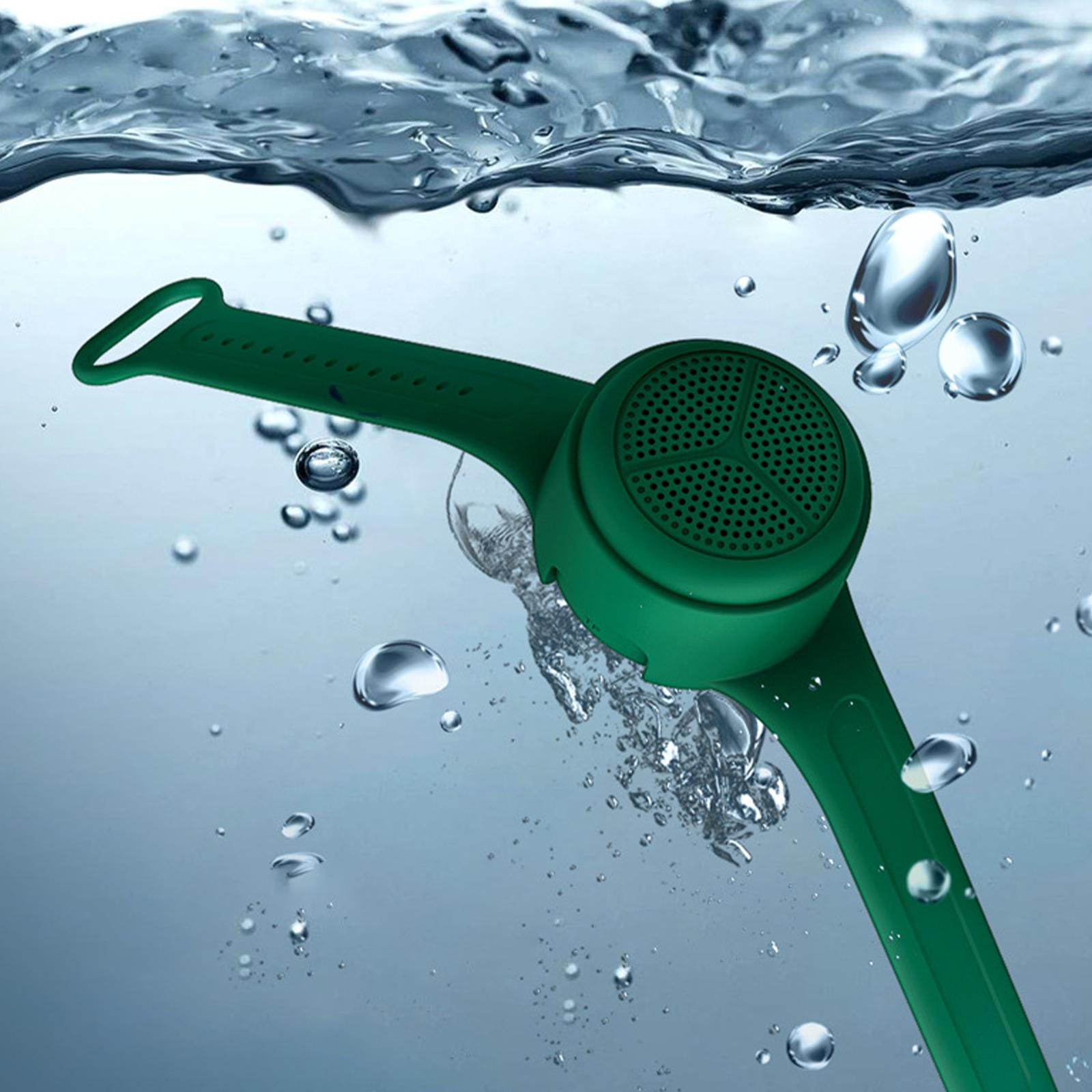 Grüner, tragbarer Lautsprecher unter Wasser, mit Wassertropfen und Blasen sichtbar.