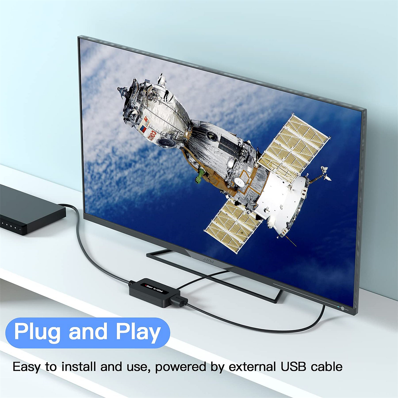 Ein Fernseher zeigt ein Satellitenbild. Ein schwarzer Adapter ist mit dem Fernseher und einem DVD-Player verbunden.