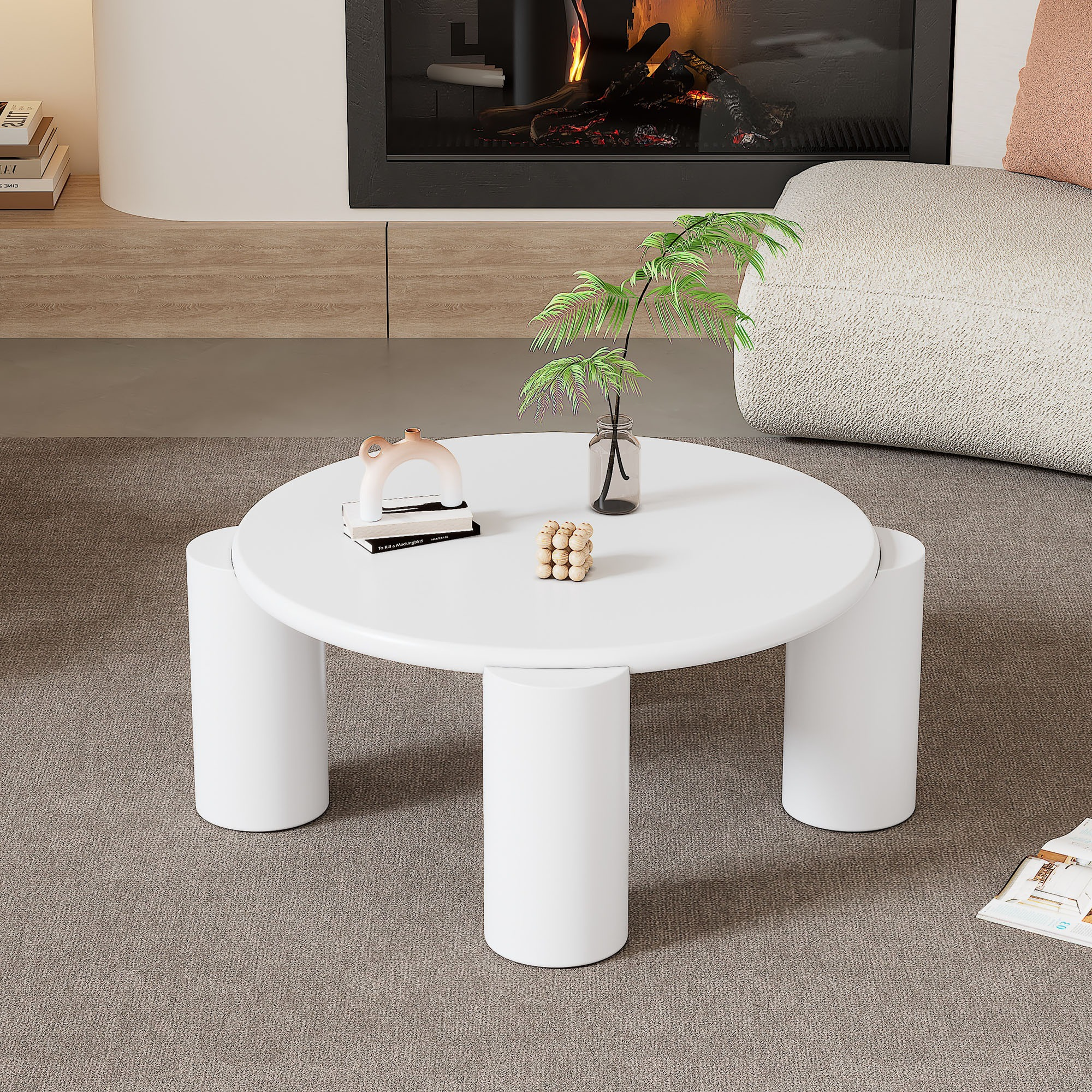 Ein Wohnzimmer mit einem weißen runden Tisch mit drei zylindrischen Beinen und dekorativen Gegenständen.