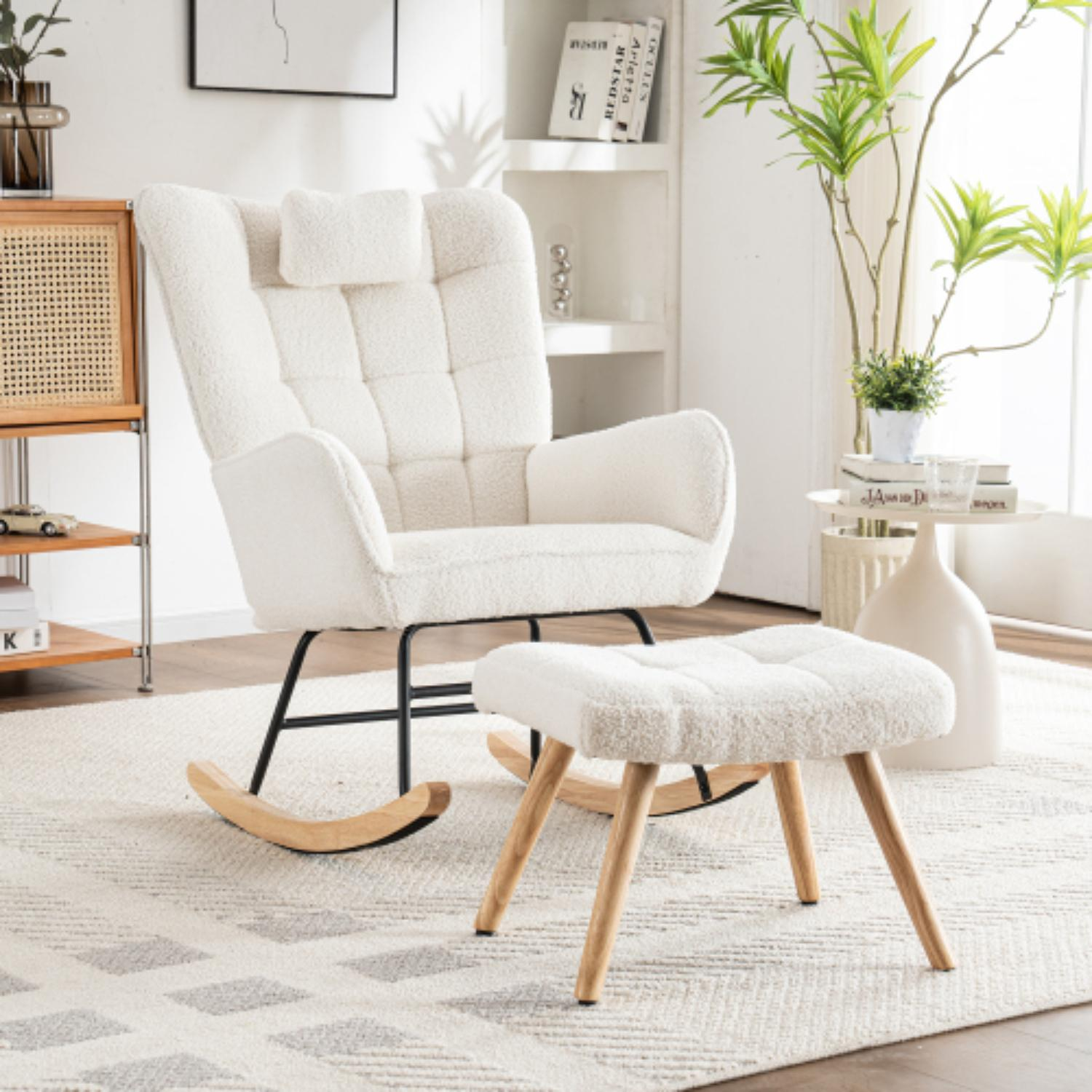 Ein weißer Schaukelstuhl mit Fußhocker. Stuhl und Hocker stehen auf einem gemusterten Teppich.