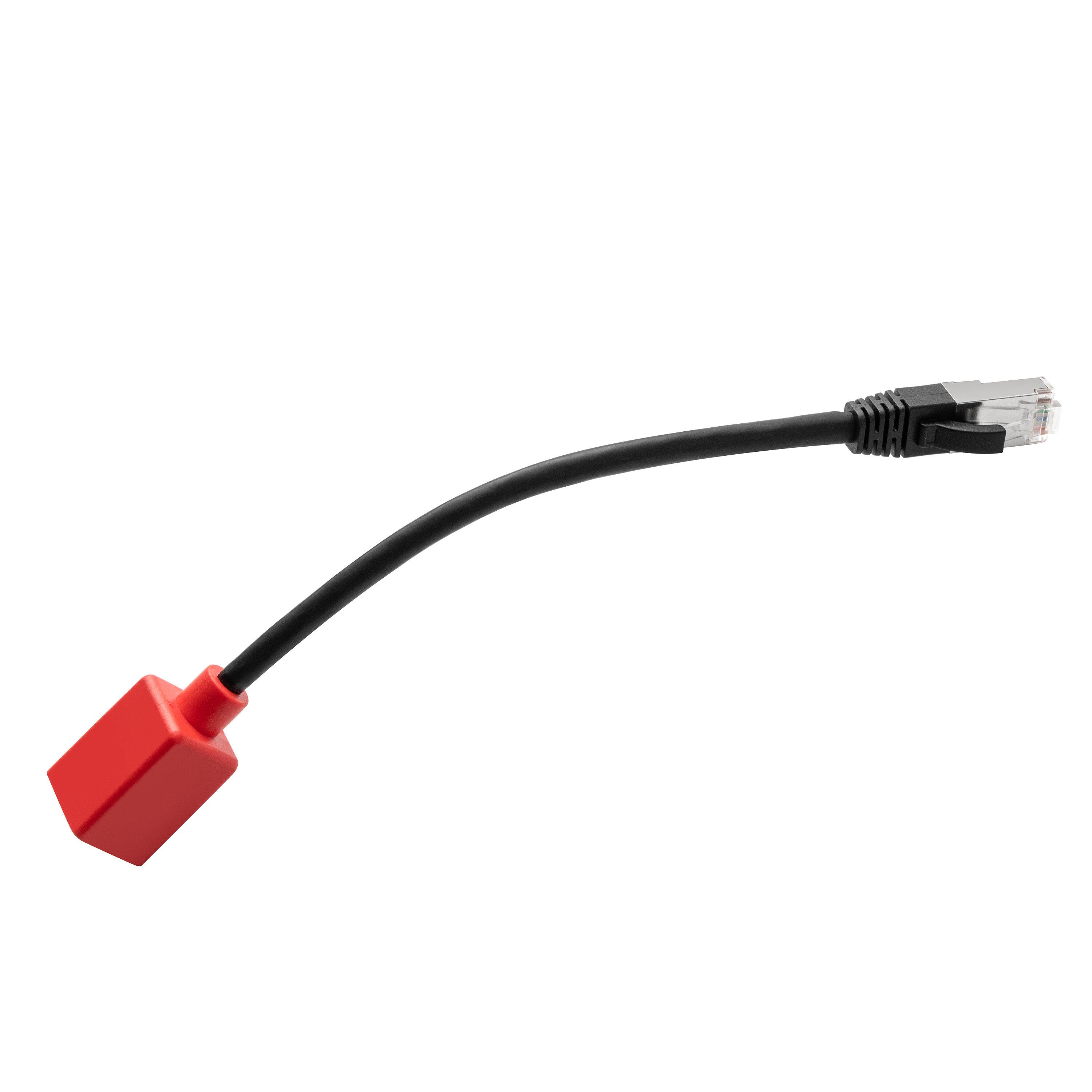 Un cavo ethernet con un cavo nero e un adattatore rosso da un lato e un connettore dall'altro, isolato su bianco.
