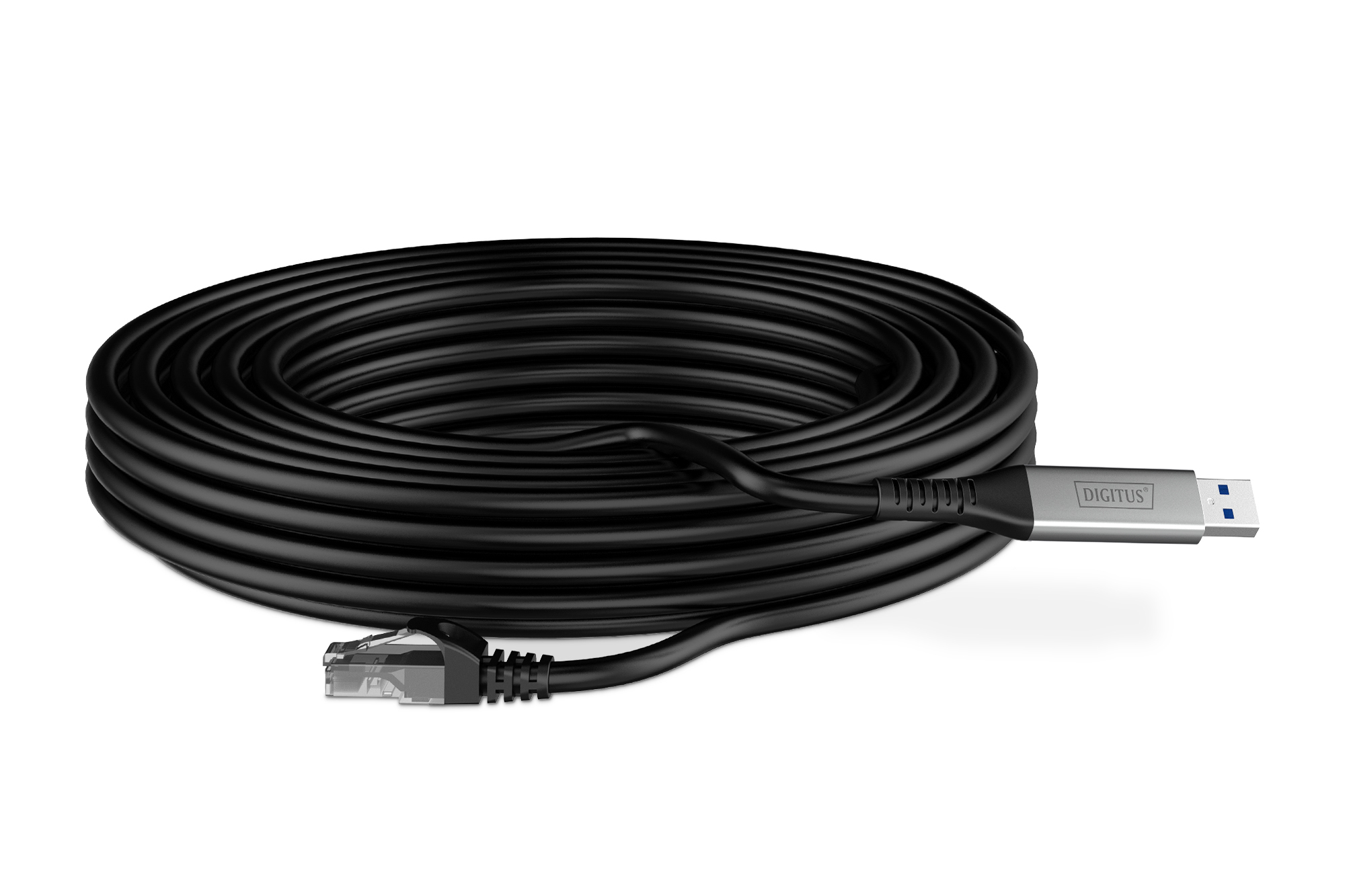 Zwarte opgerolde kabel met een USB-connector en een ethernetconnector. De kabel ligt op een wit oppervlak.
