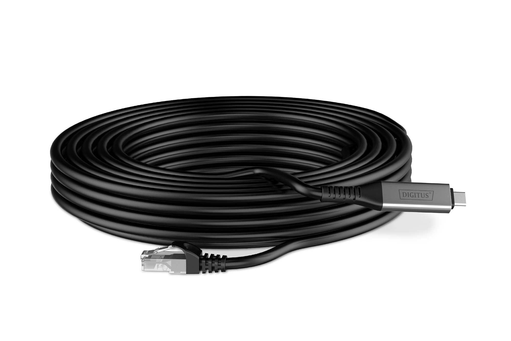 Een zwarte netwerkkabel opgerold. De kabel heeft een USB-C en een ethernetconnector aan de uiteinden.