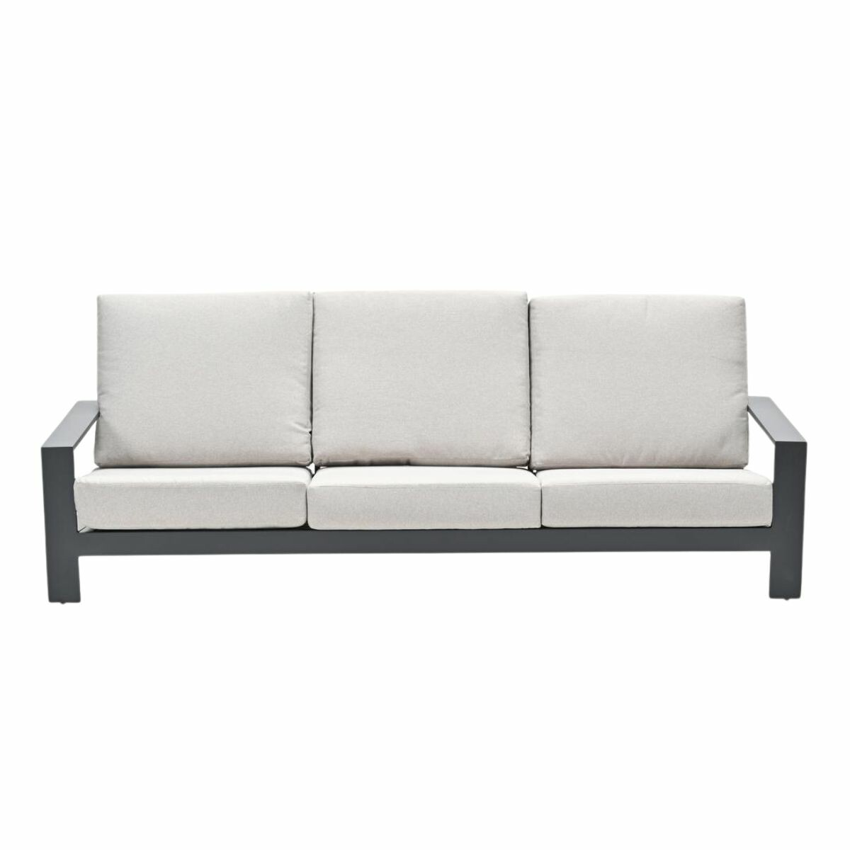 Een grijze bank met drie kussens en een donker frame. De bank staat op een witte achtergrond.