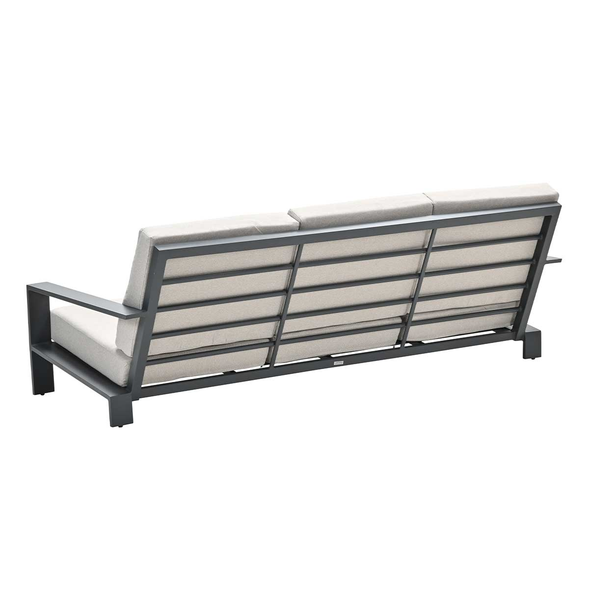 Achteraanzicht van een grijze bank met drie kussens. De bank heeft een metalen frame. Witte achtergrond.