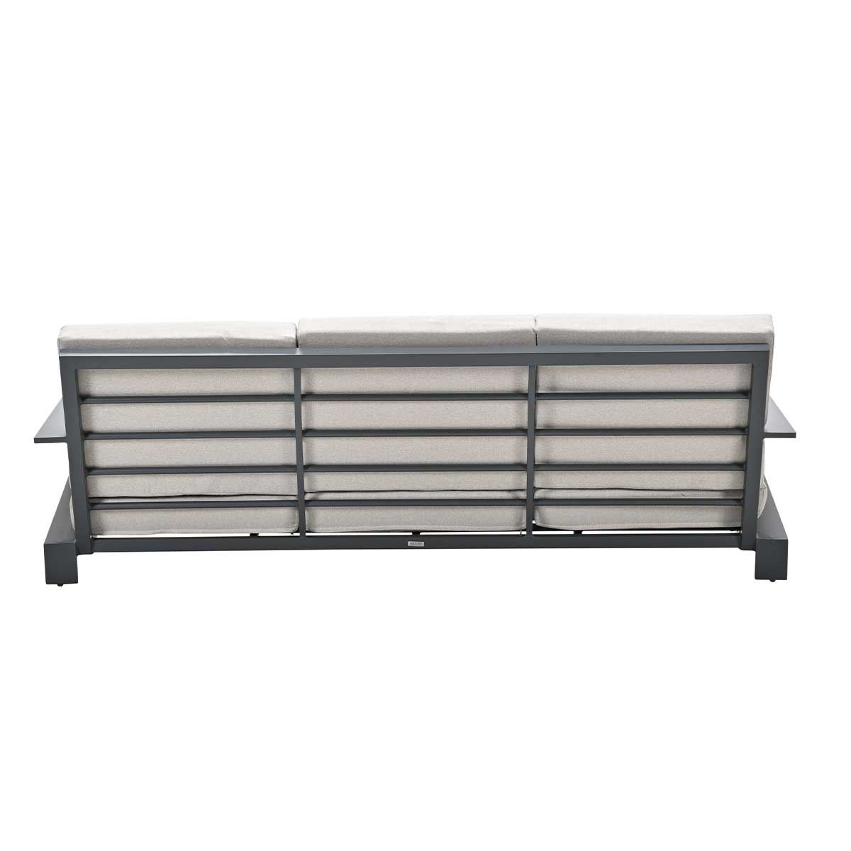 Achteraanzicht van een grijze bank met drie kussens. De bank heeft een metalen frame. Witte achtergrond.