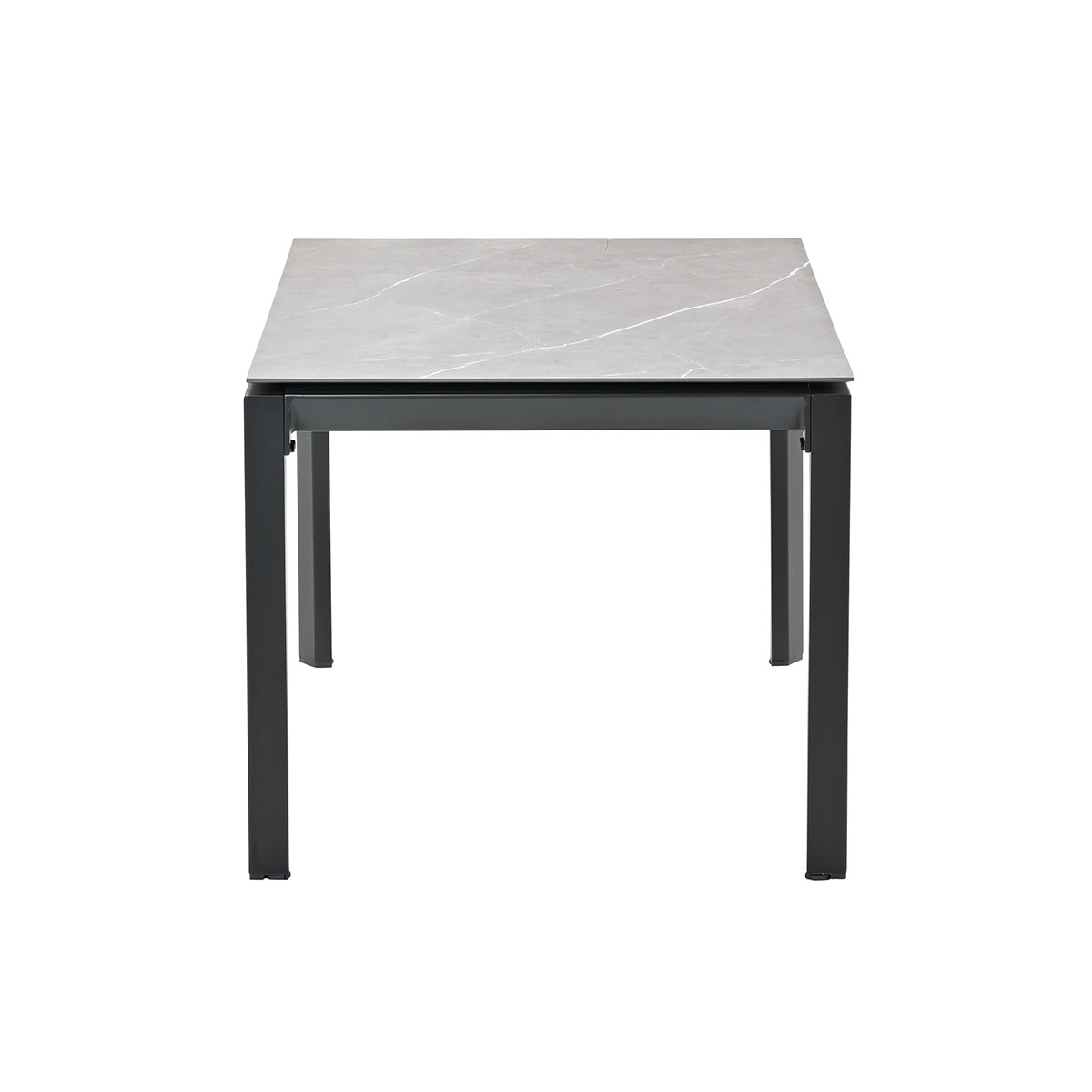Een vierkante tafel met een grijze marmerlook en donkergrijze poten, op een witte achtergrond.