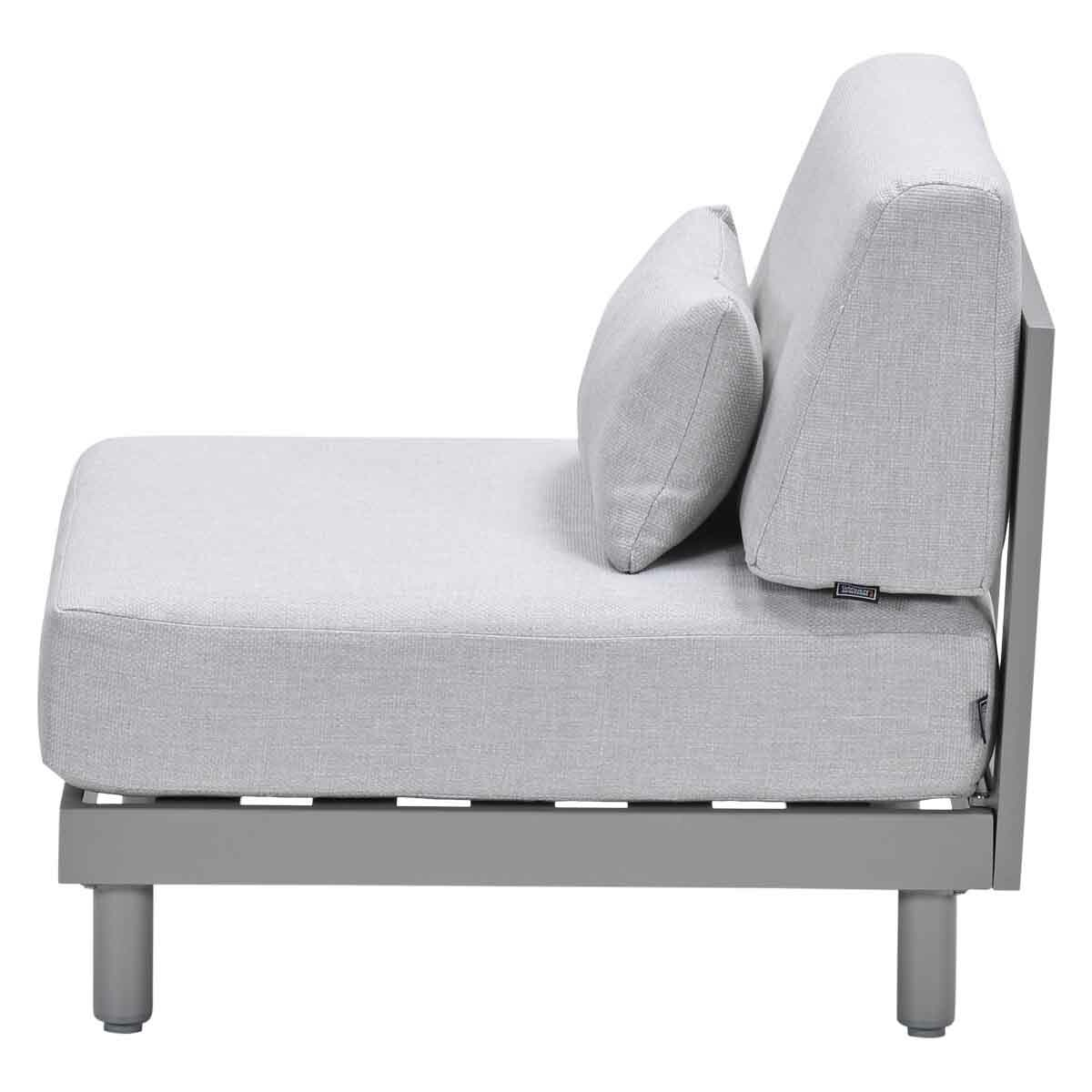Een enkele witte stoel met grijze kussens, grijs frame en een witte achtergrond.